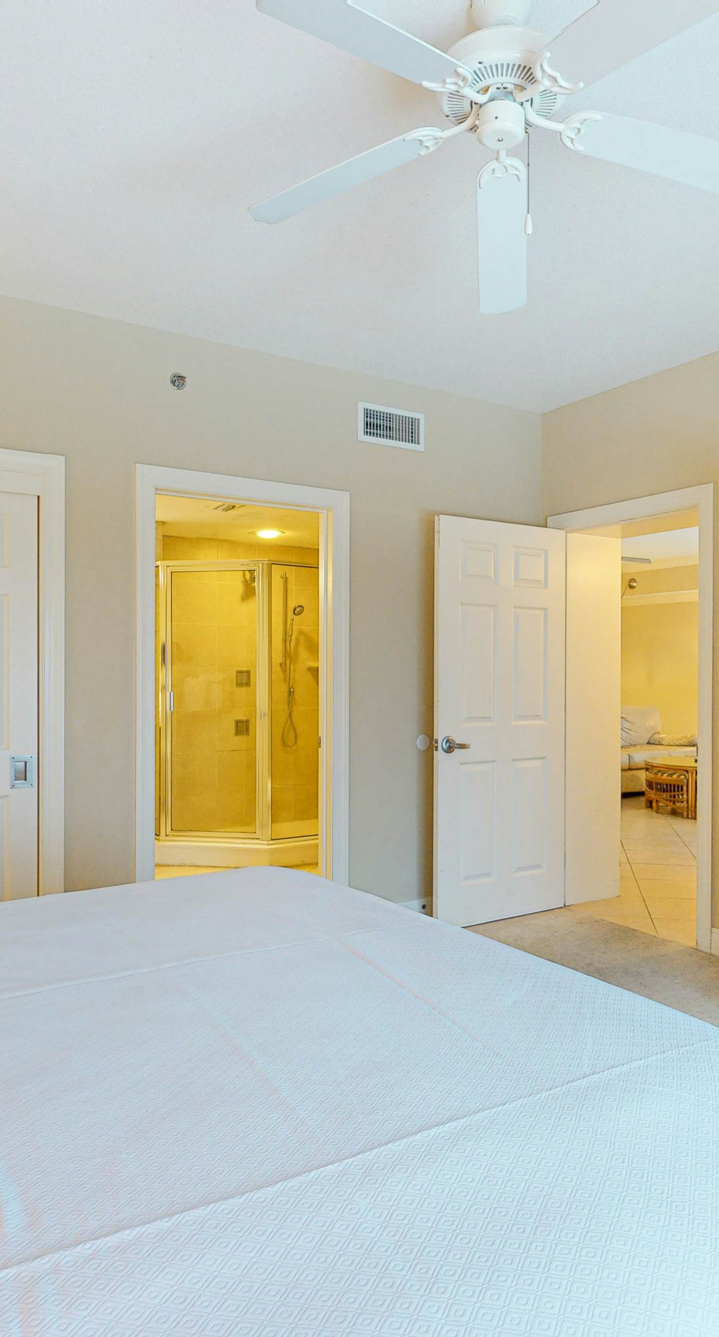 Beachfront condo with incredible views, balcony, pool, sauna, & hot tub