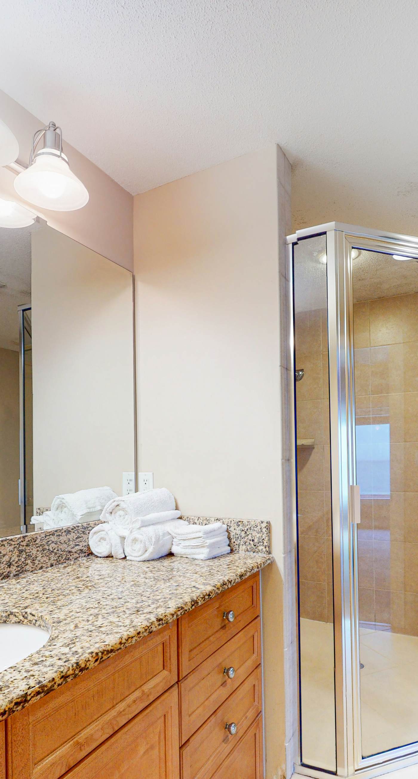 Beachfront condo with incredible views, balcony, pool, sauna, & hot tub