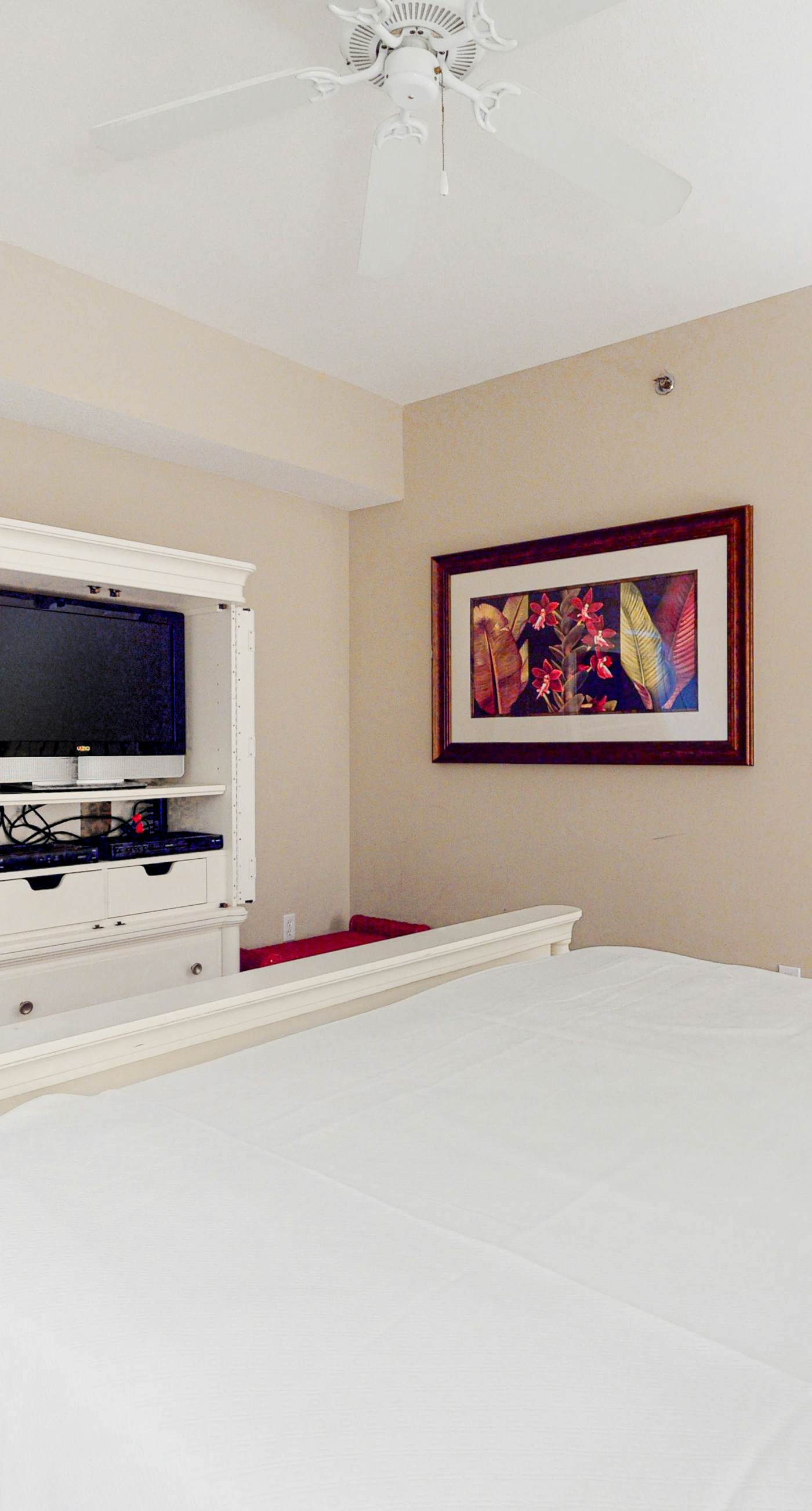 Beachfront condo with incredible views, balcony, pool, sauna, & hot tub