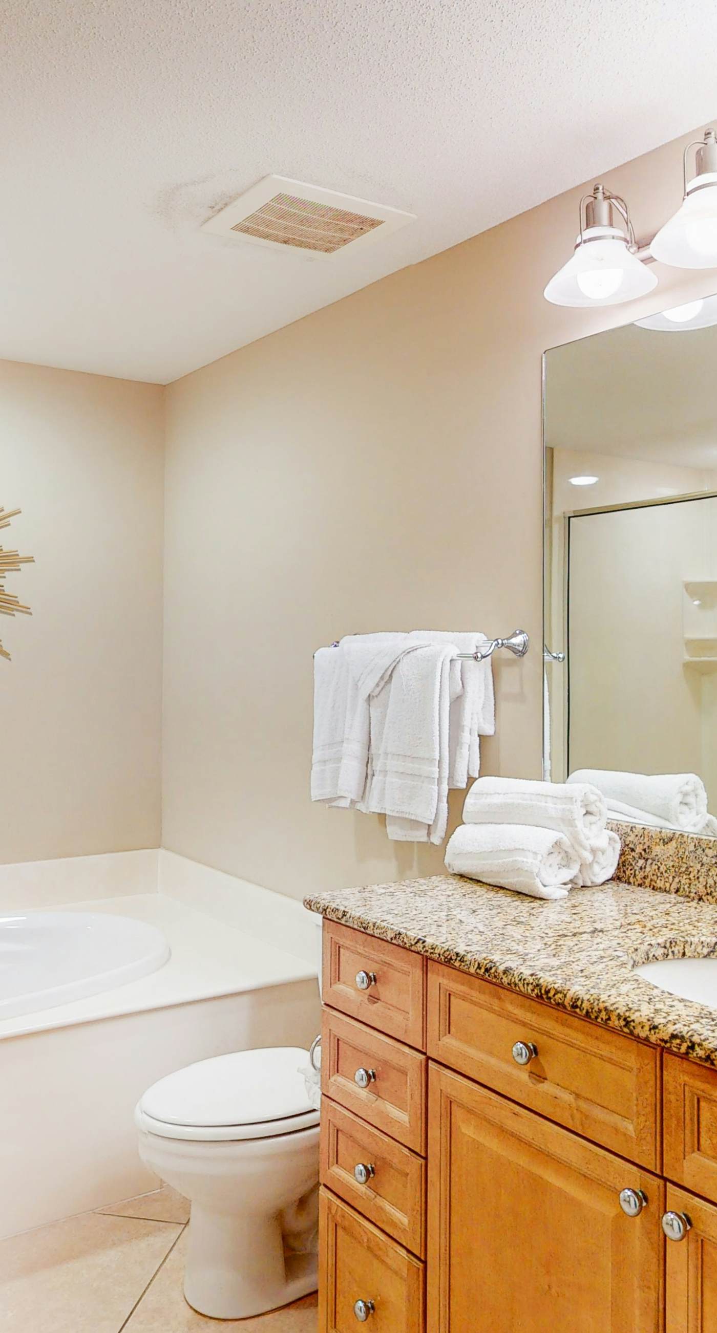 Beachfront condo with incredible views, balcony, pool, sauna, & hot tub