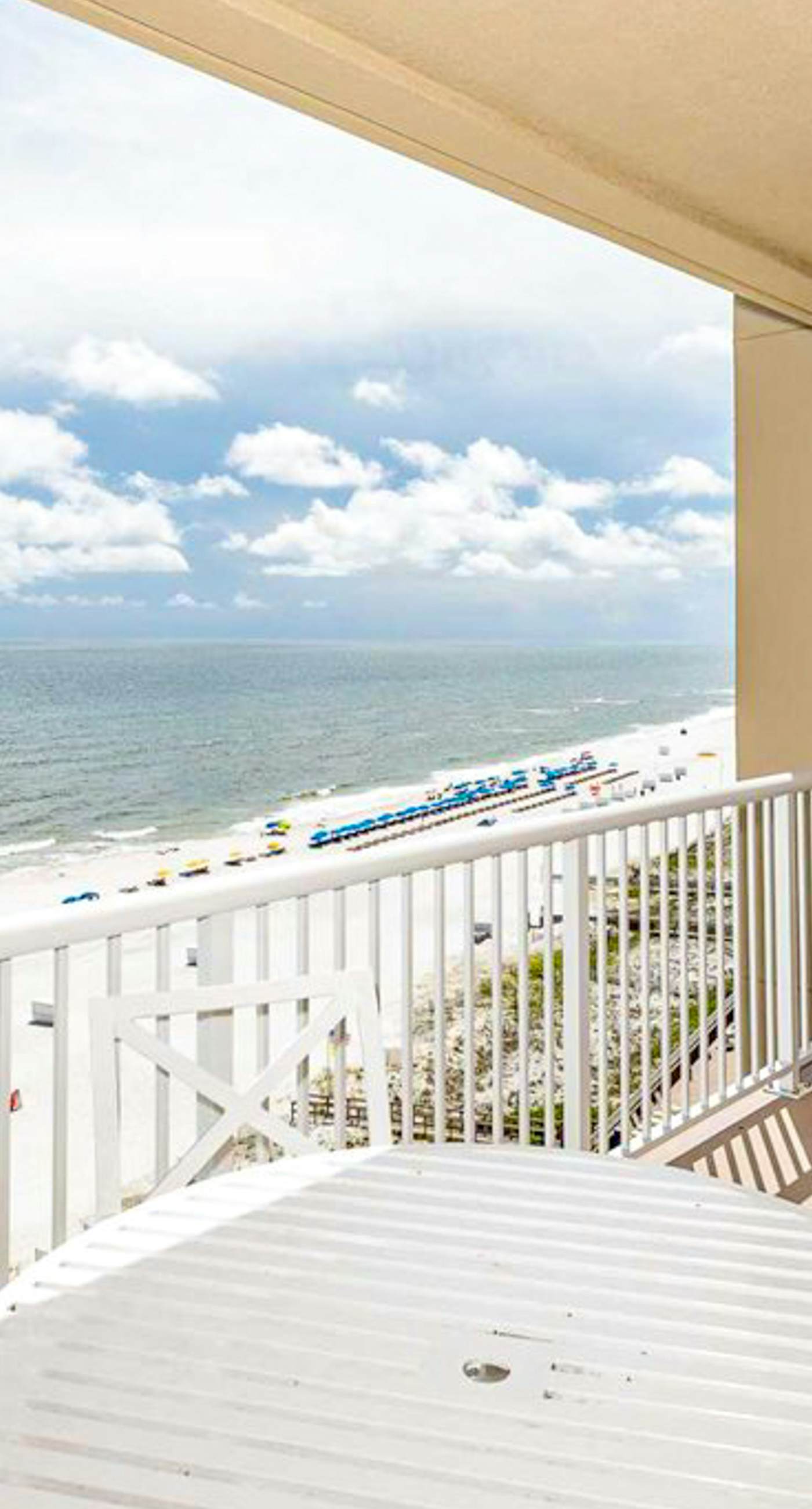 Beachfront condo with incredible views, balcony, pool, sauna, & hot tub