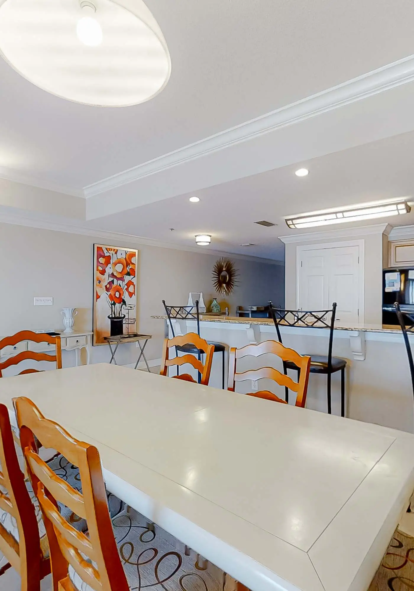 Convenient oceanfront condo with views, balcony, pool, hot tub, A/C, & WiFi
