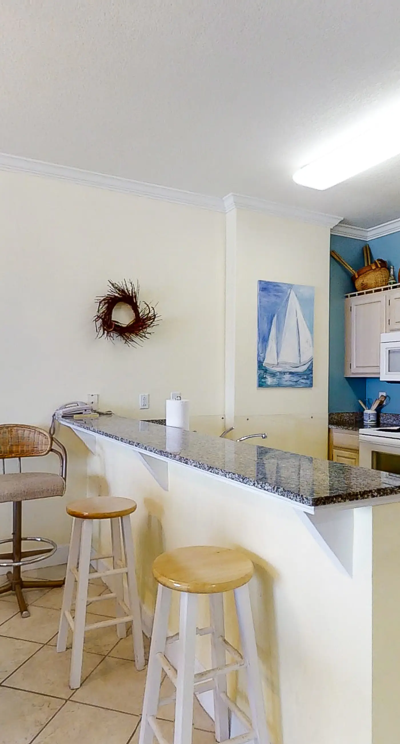 Beach & Gulf-front condo with balcony, hot tub, pool, sauna & gym