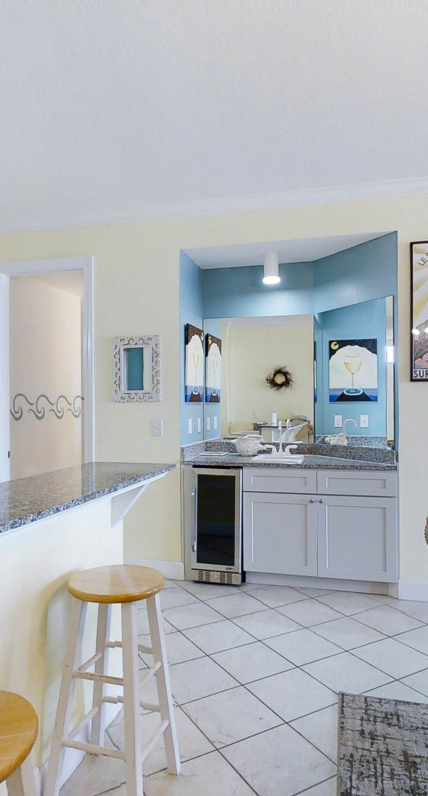 Beach & Gulf-front condo with balcony, hot tub, pool, sauna & gym