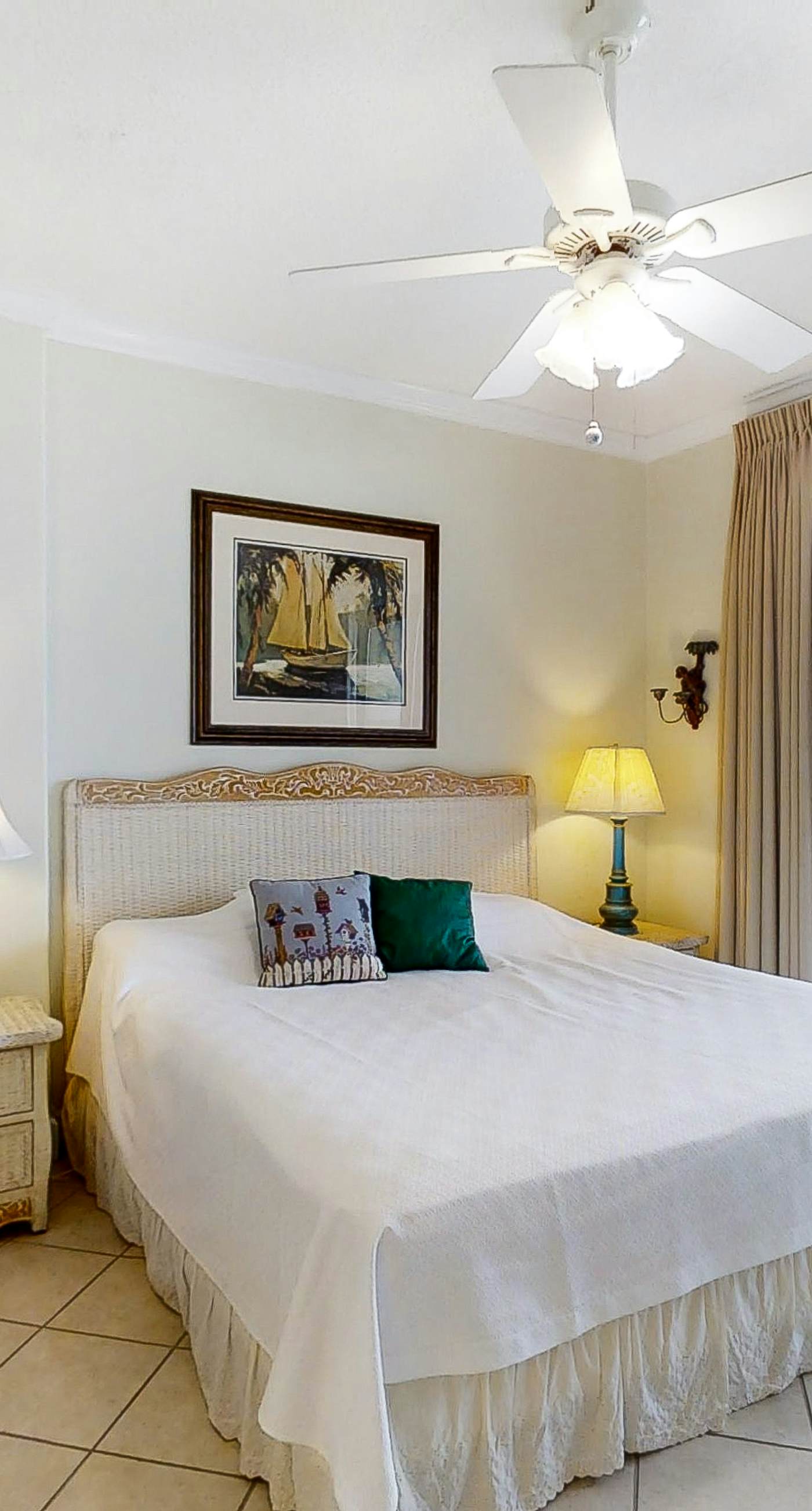 Beach & Gulf-front condo with balcony, hot tub, pool, sauna & gym