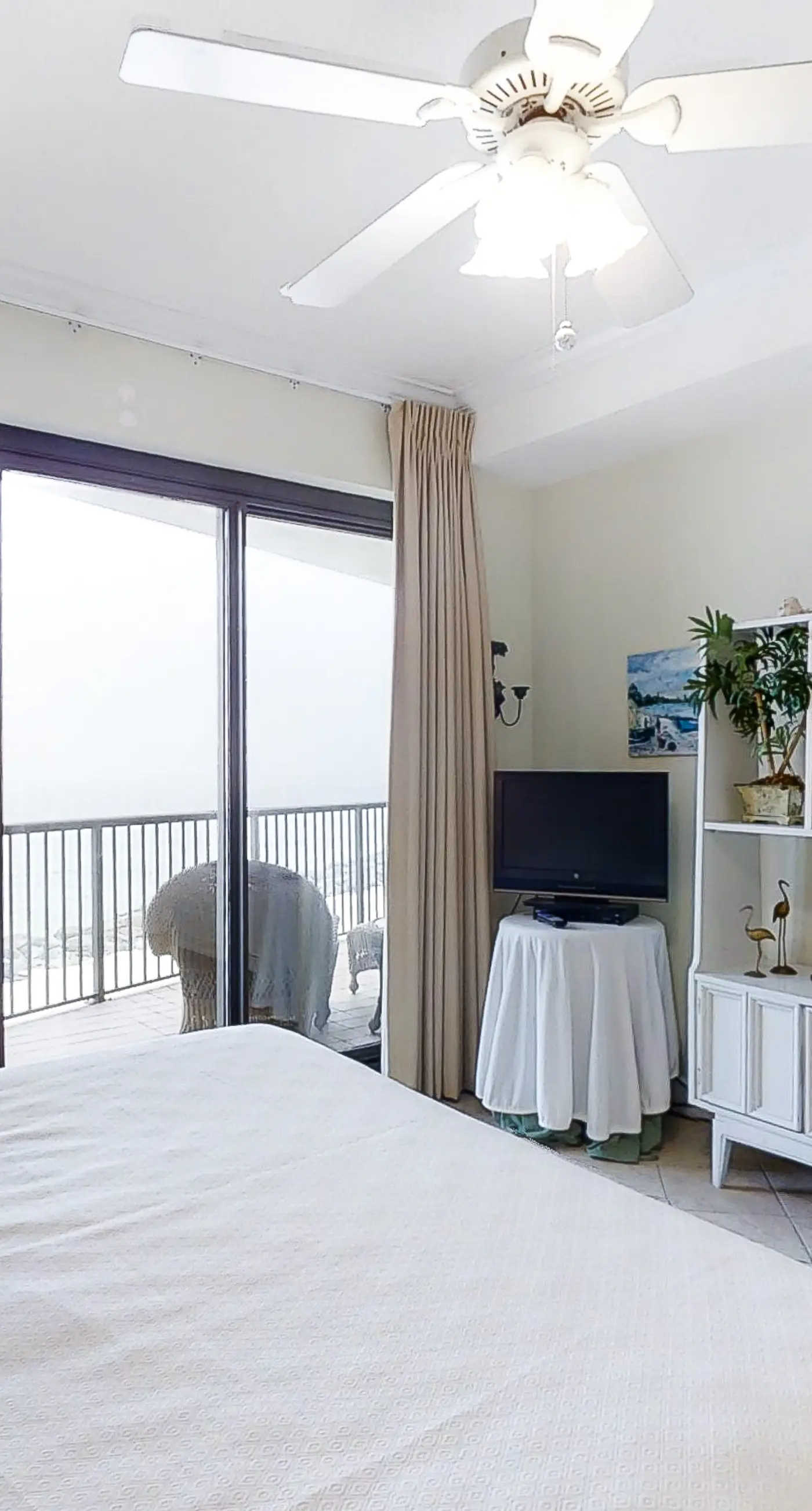 Beach & Gulf-front condo with balcony, hot tub, pool, sauna & gym