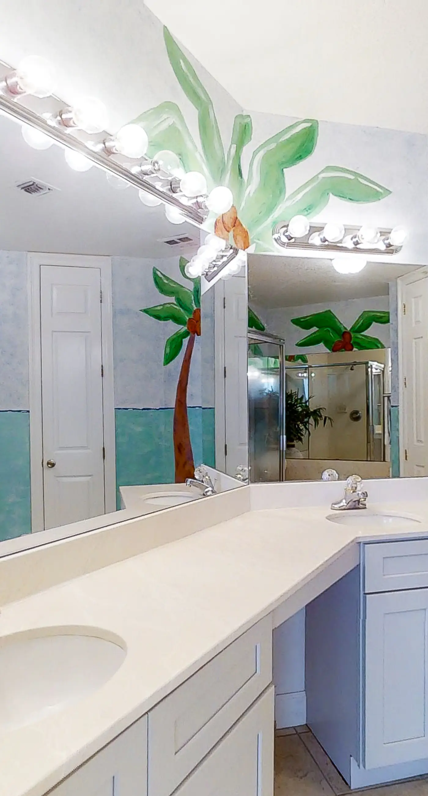 Beach & Gulf-front condo with balcony, hot tub, pool, sauna & gym