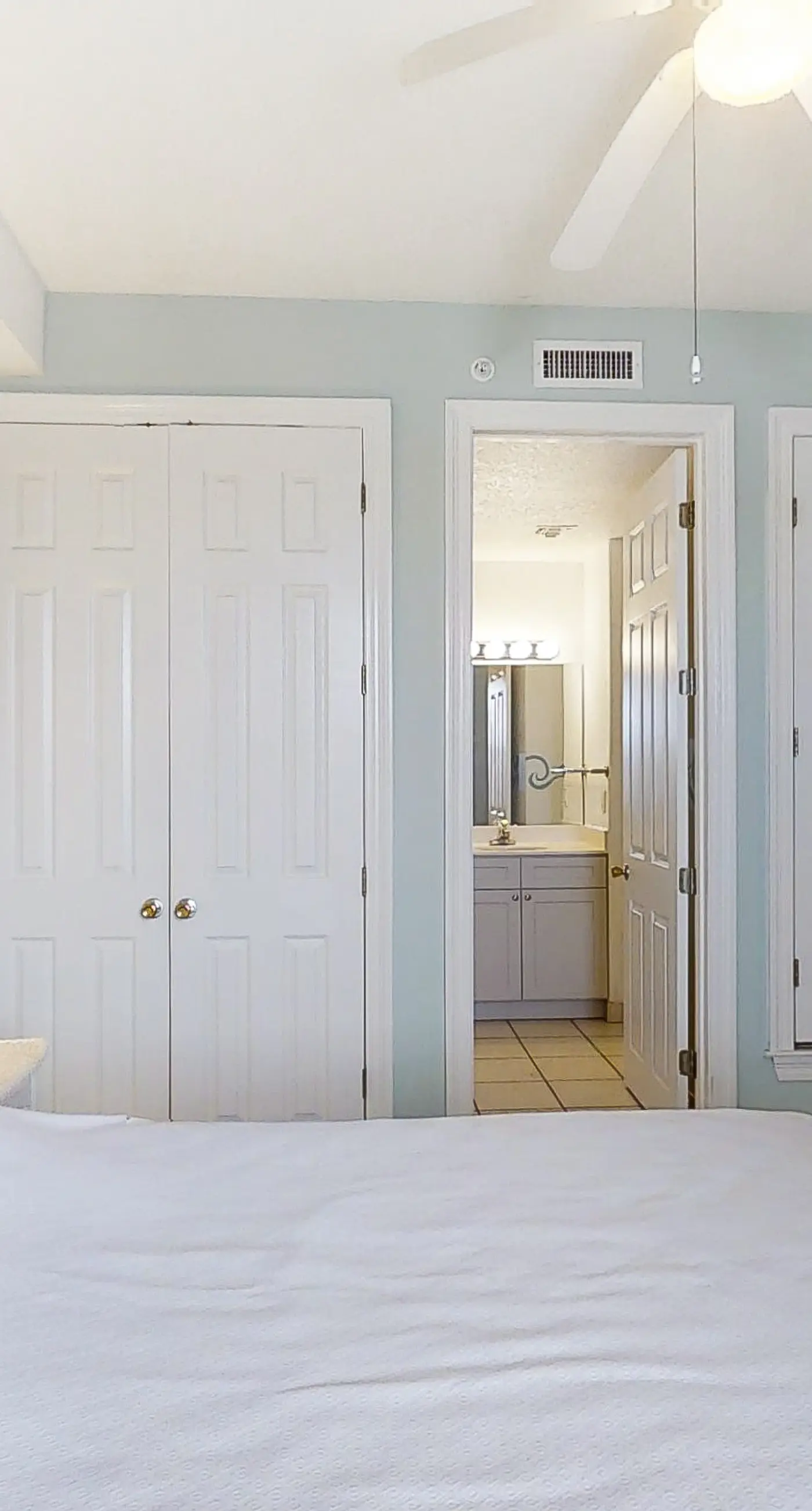 Beach & Gulf-front condo with balcony, hot tub, pool, sauna & gym