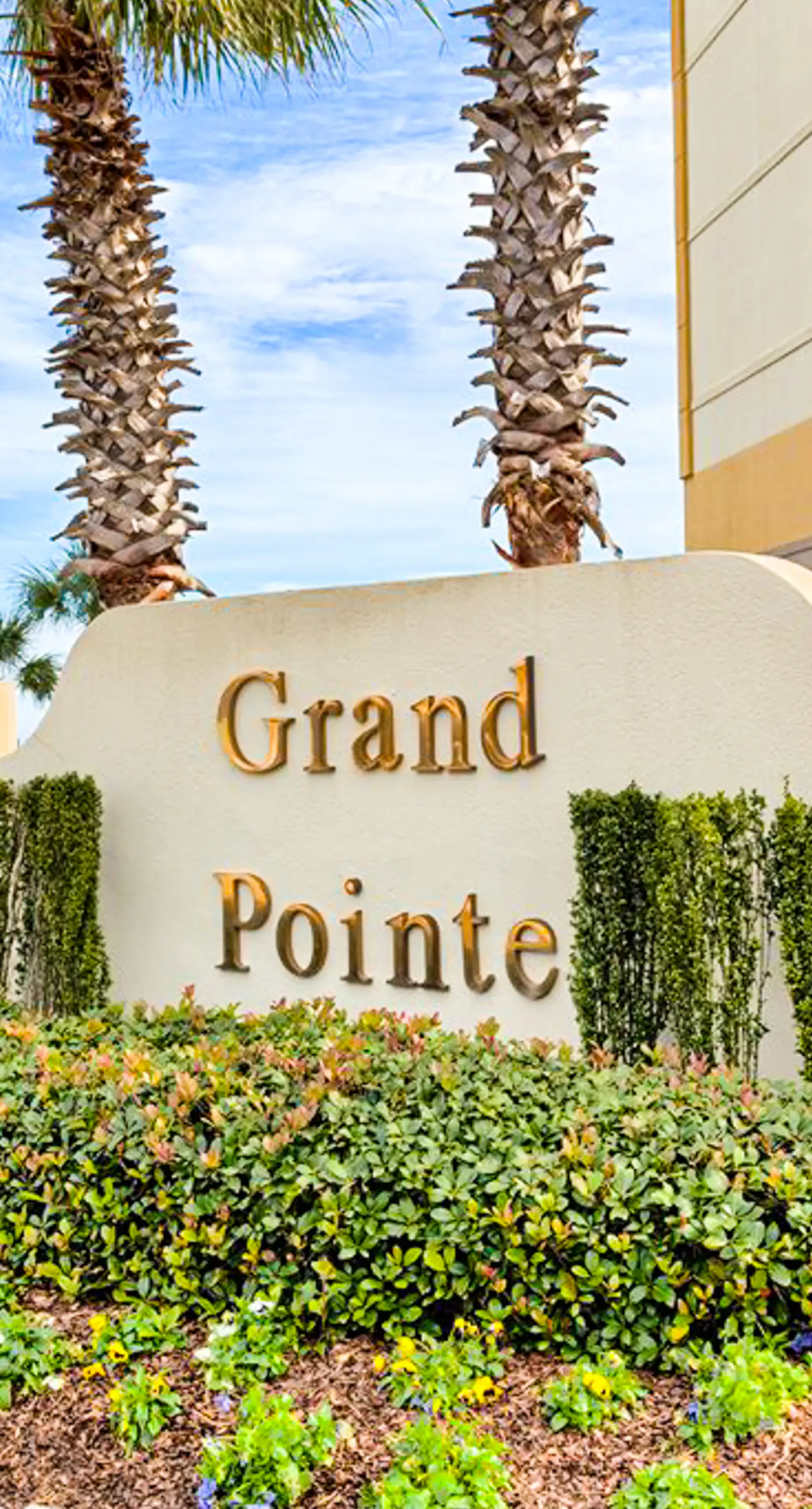 Beach & Gulf-front condo with balcony, hot tub, pool, sauna & gym