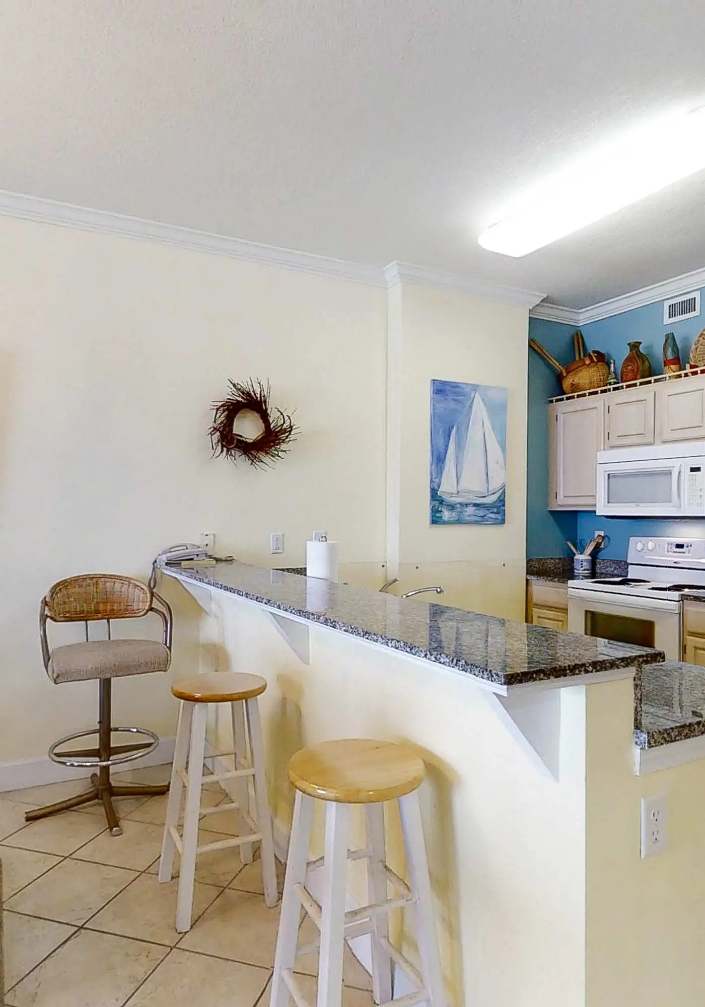 Beach & Gulf-front condo with balcony, hot tub, pool, sauna & gym