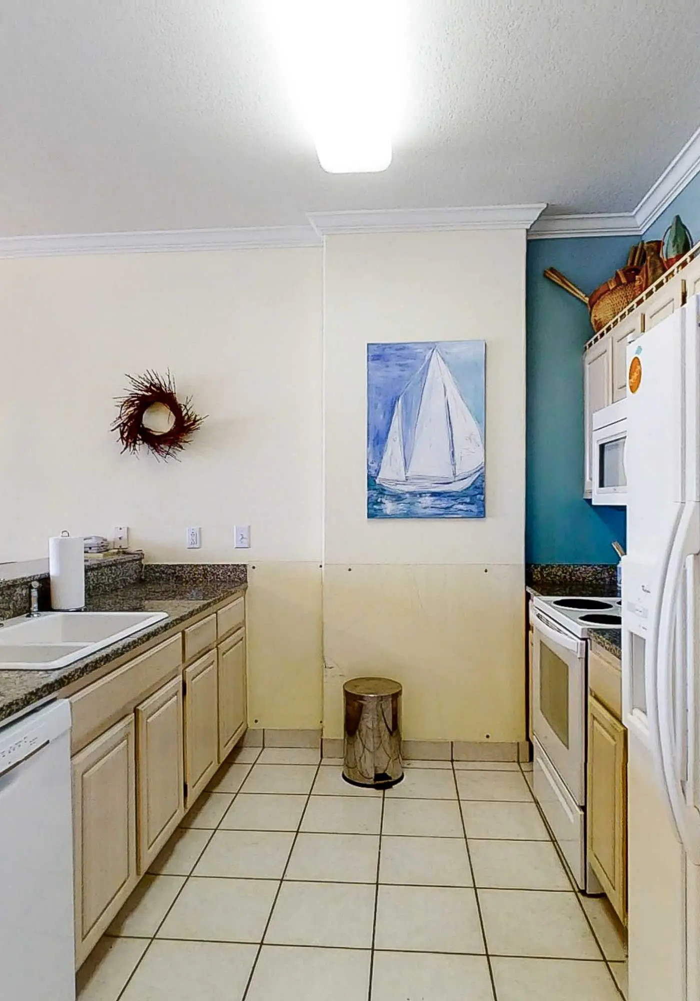 Beach & Gulf-front condo with balcony, hot tub, pool, sauna & gym