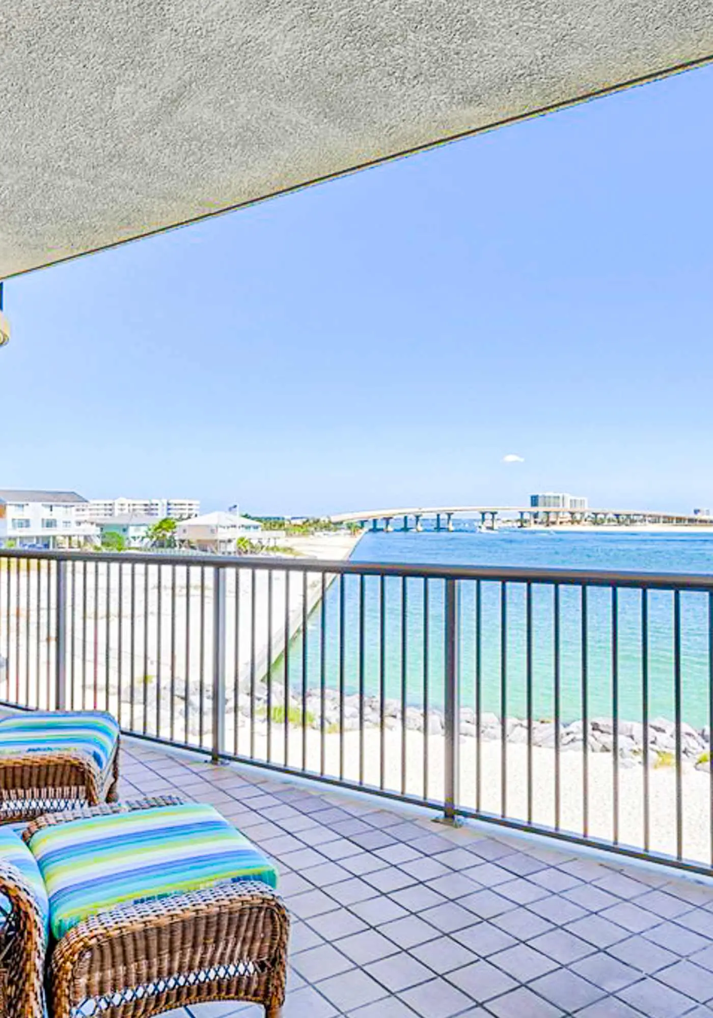 Beach & Gulf-front condo with balcony, hot tub, pool, sauna & gym