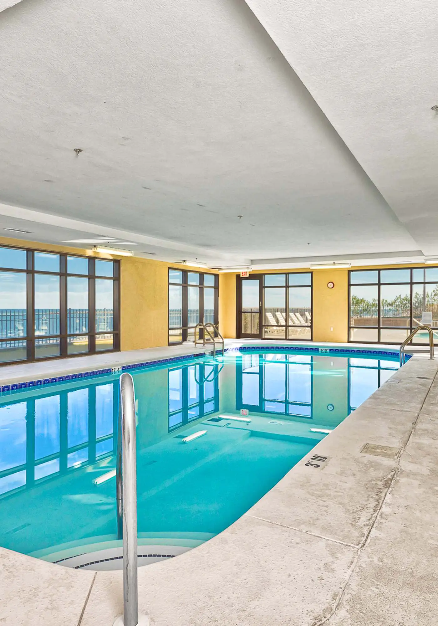 Beach & Gulf-front condo with balcony, hot tub, pool, sauna & gym