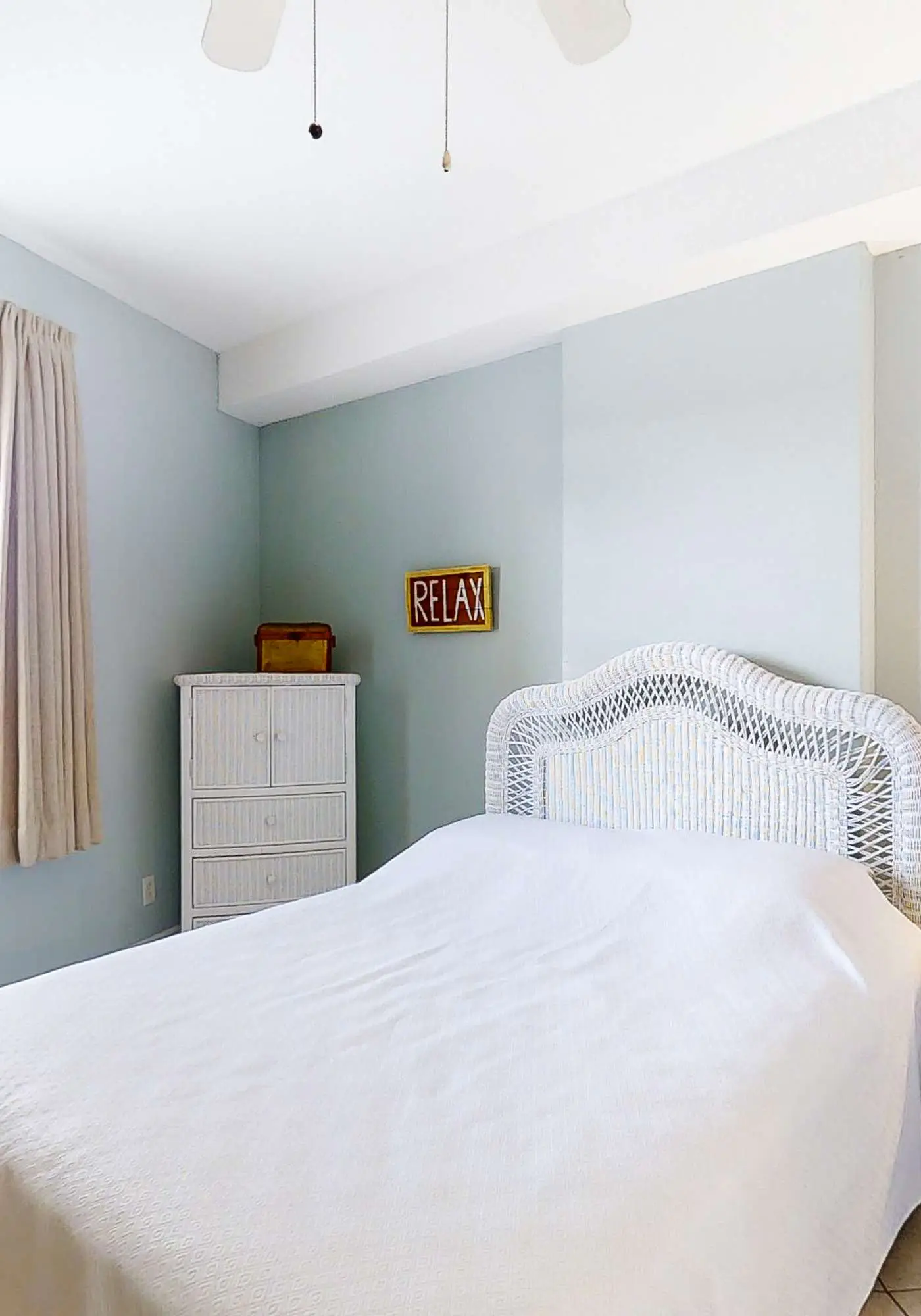 Beach & Gulf-front condo with balcony, hot tub, pool, sauna & gym
