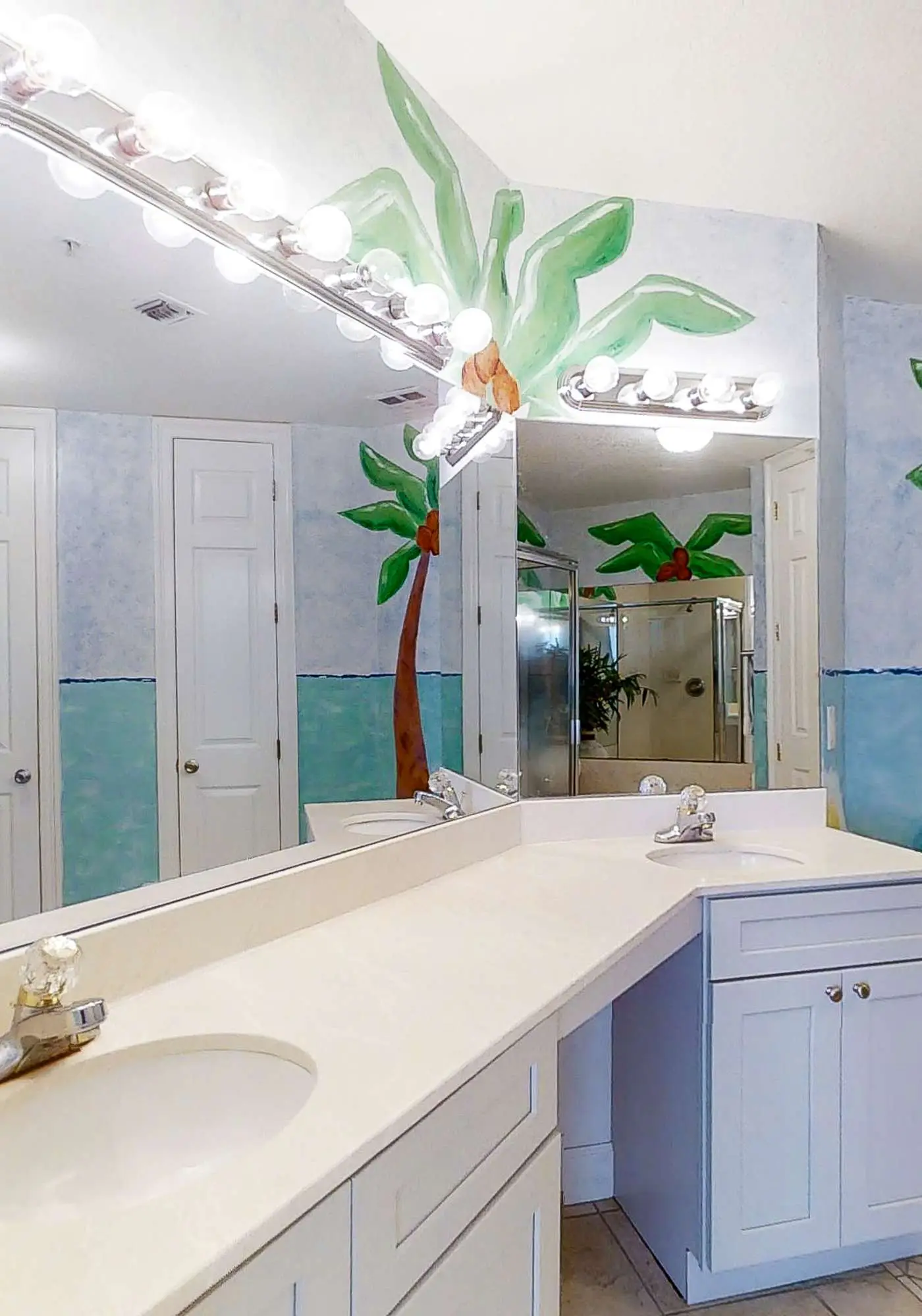 Beach & Gulf-front condo with balcony, hot tub, pool, sauna & gym