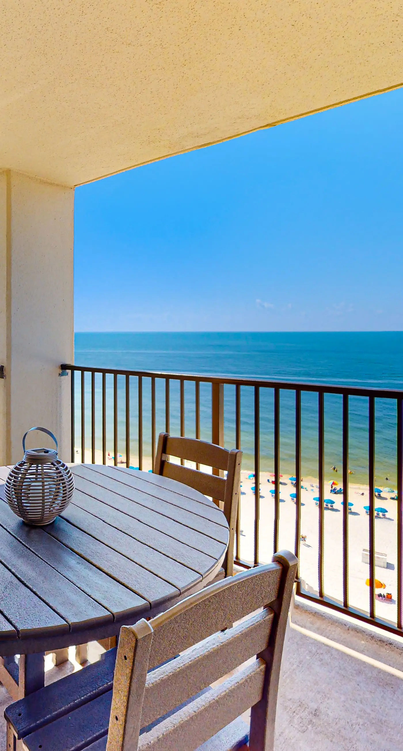 Beachfront condo with Gulf view, balcony, pools, hot tub & gym