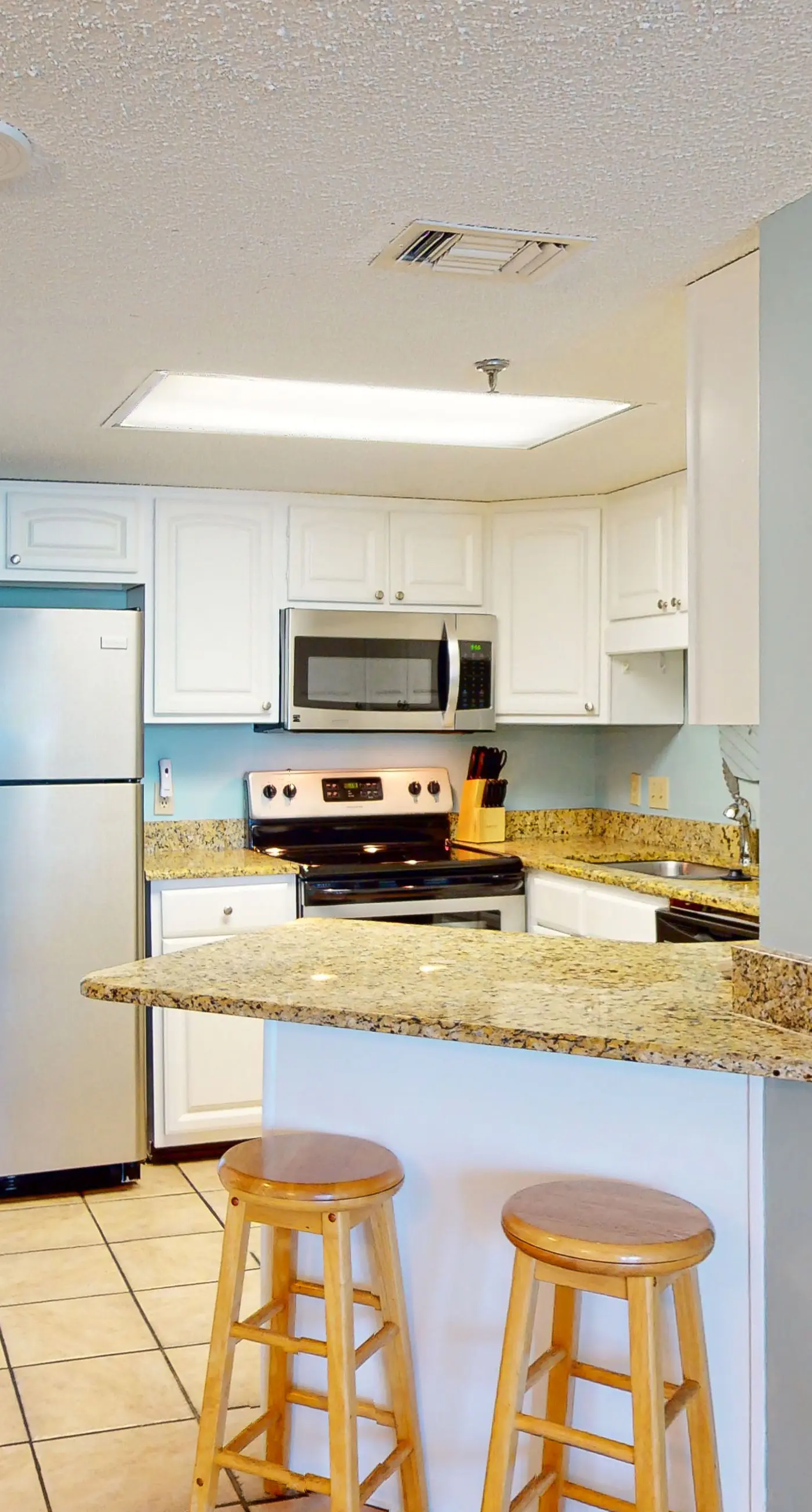 Beachfront condo with Gulf view, balcony, pools, hot tub & gym