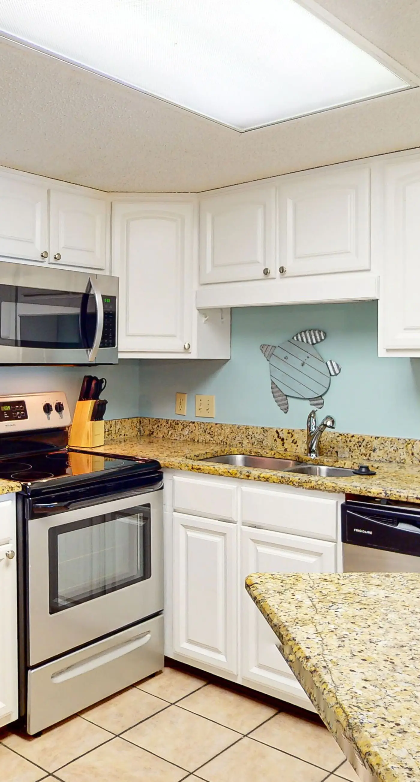 Beachfront condo with Gulf view, balcony, pools, hot tub & gym