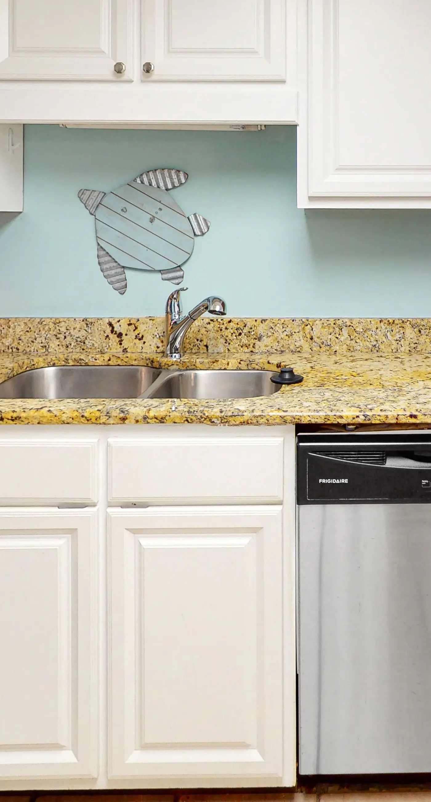 Beachfront condo with Gulf view, balcony, pools, hot tub & gym