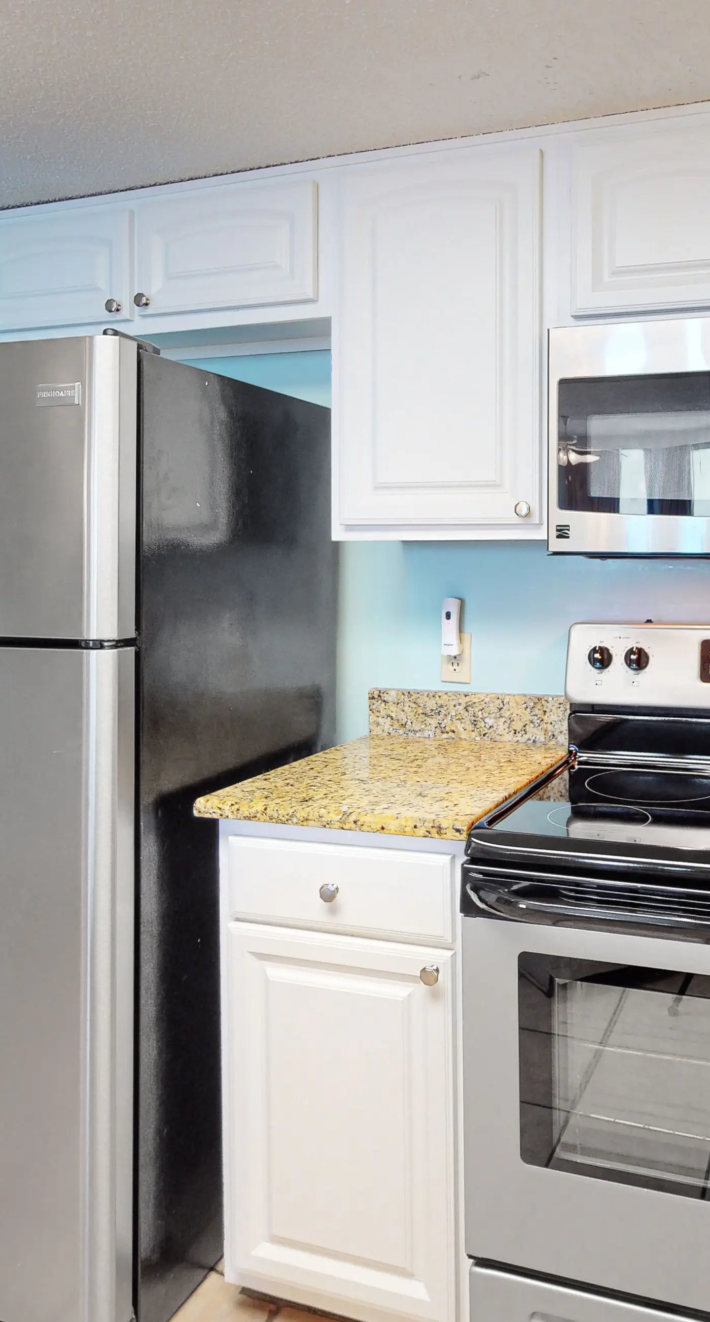 Beachfront condo with Gulf view, balcony, pools, hot tub & gym