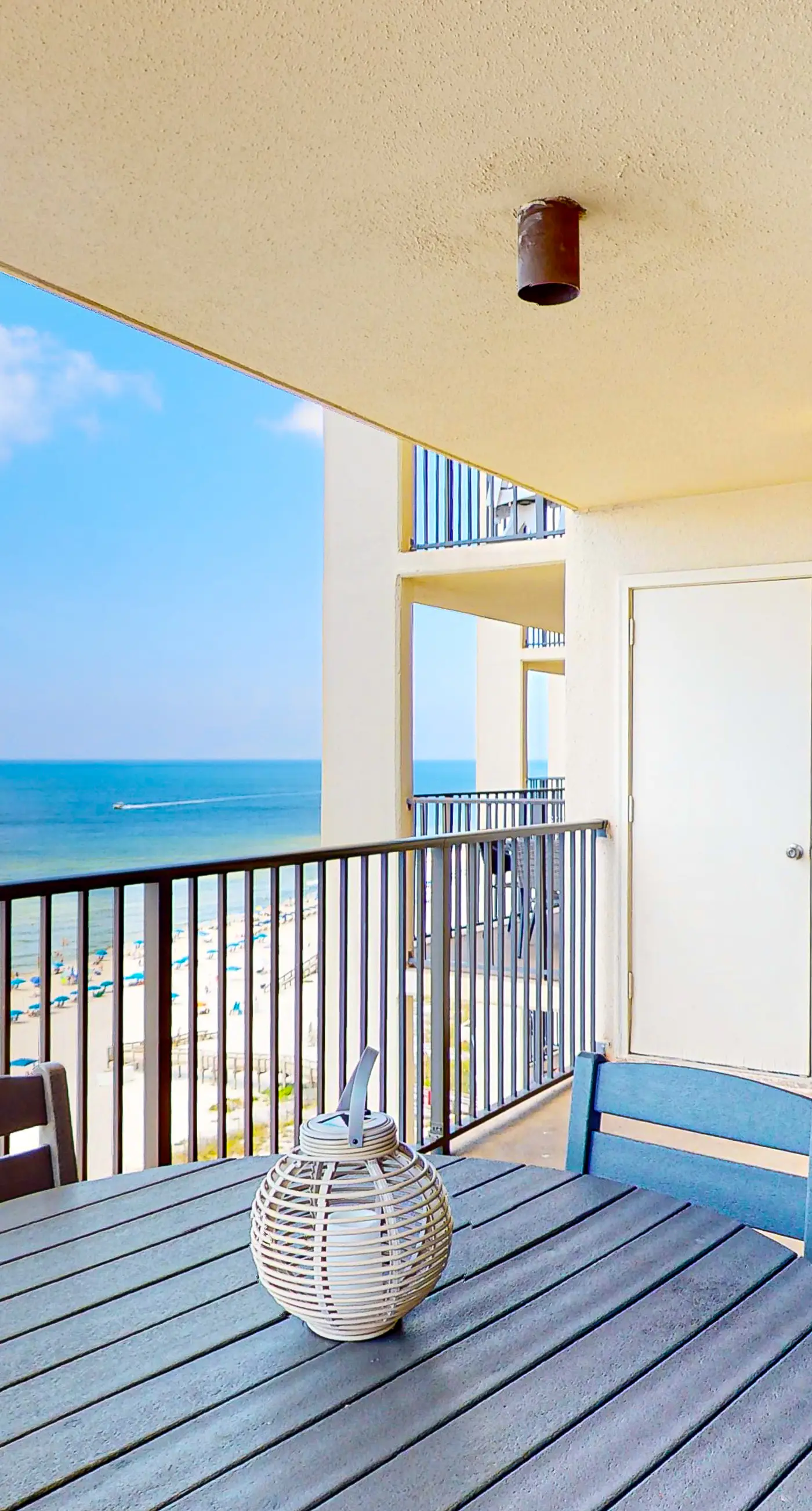 Beachfront condo with Gulf view, balcony, pools, hot tub & gym