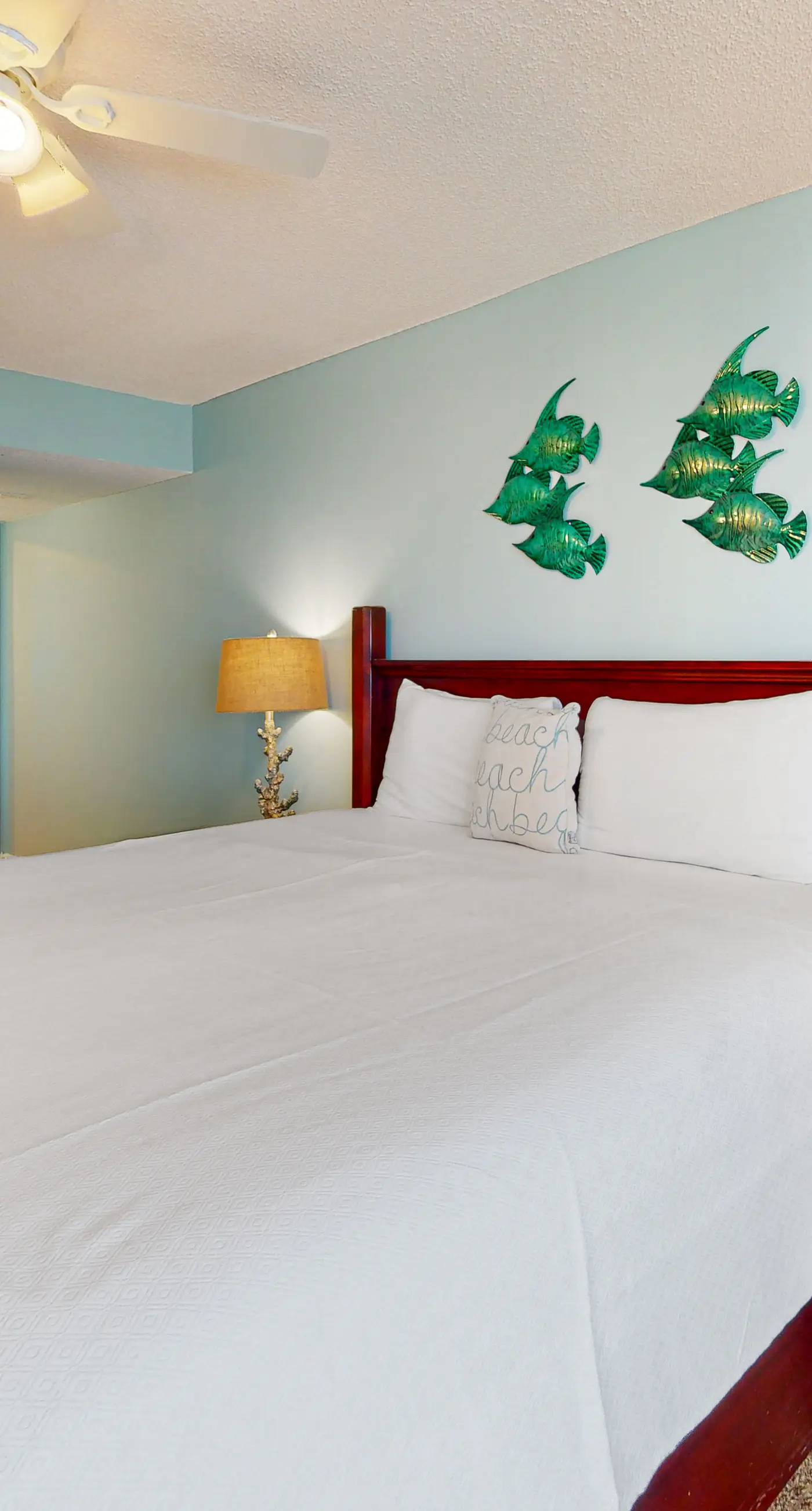 Beachfront condo with Gulf view, balcony, pools, hot tub & gym