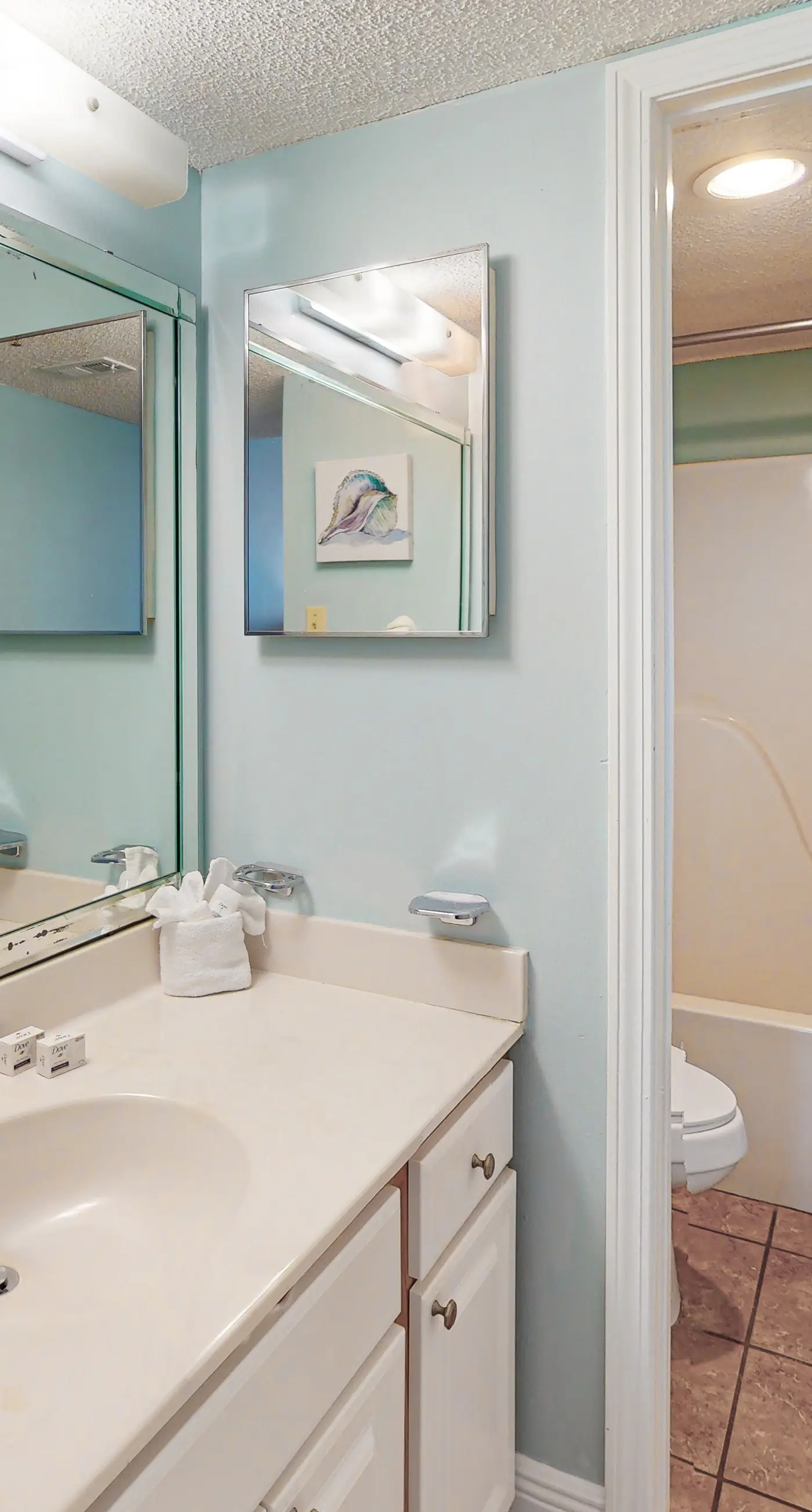 Beachfront condo with Gulf view, balcony, pools, hot tub & gym