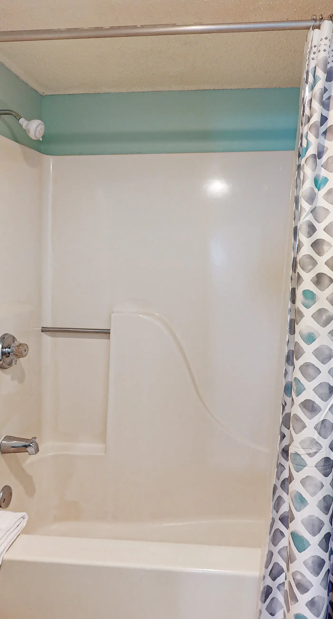 Beachfront condo with Gulf view, balcony, pools, hot tub & gym