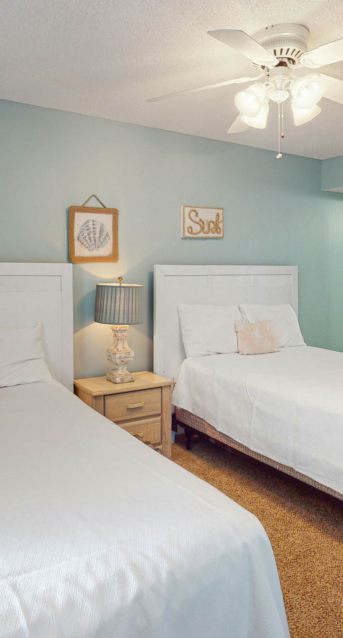 Beachfront condo with Gulf view, balcony, pools, hot tub & gym