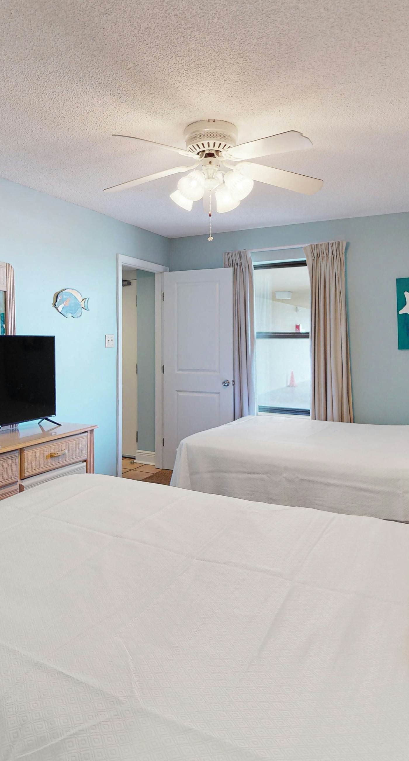 Beachfront condo with Gulf view, balcony, pools, hot tub & gym