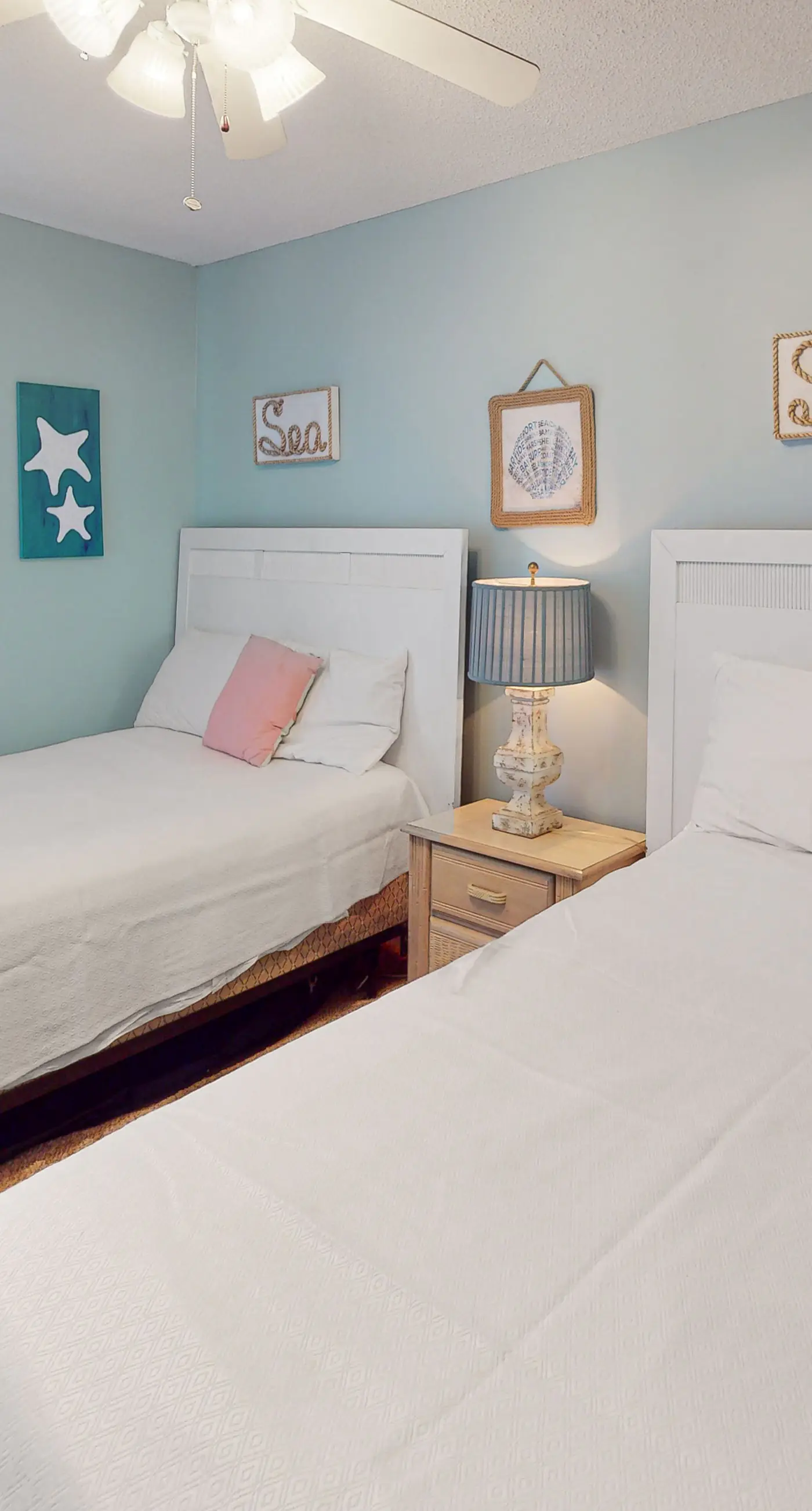 Beachfront condo with Gulf view, balcony, pools, hot tub & gym