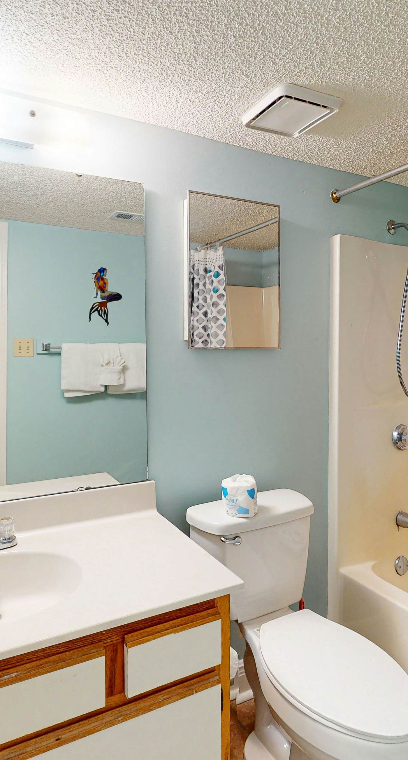 Beachfront condo with Gulf view, balcony, pools, hot tub & gym