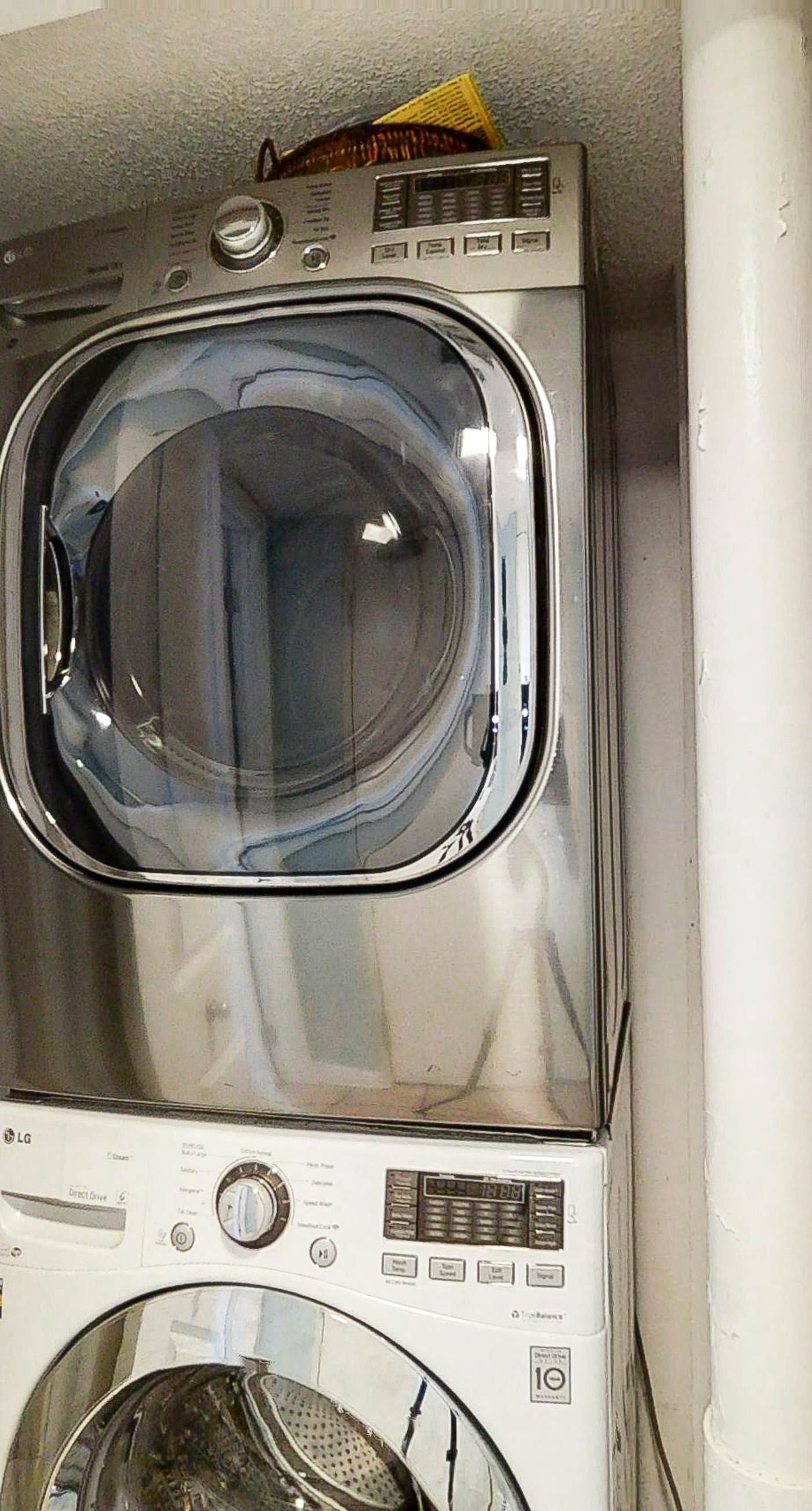 Beachfront condo with Gulf view, balcony, pools, hot tub & gym