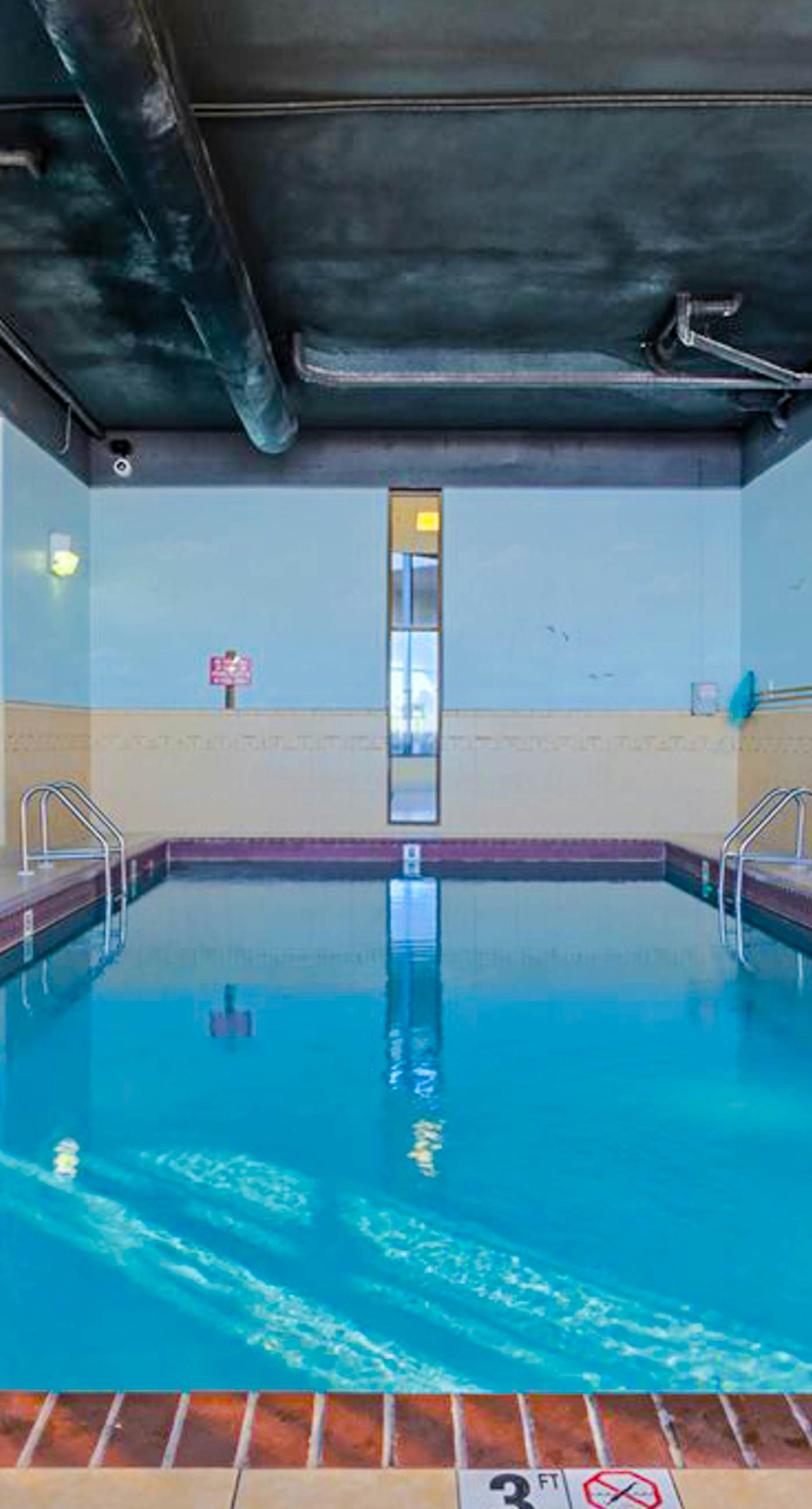 Beachfront condo with Gulf view, balcony, pools, hot tub & gym