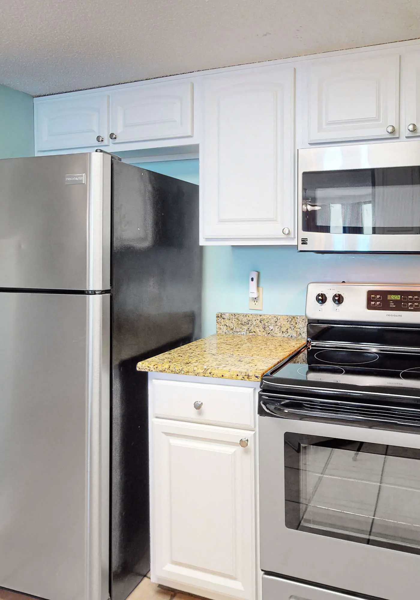Beachfront condo with Gulf view, balcony, pools, hot tub & gym