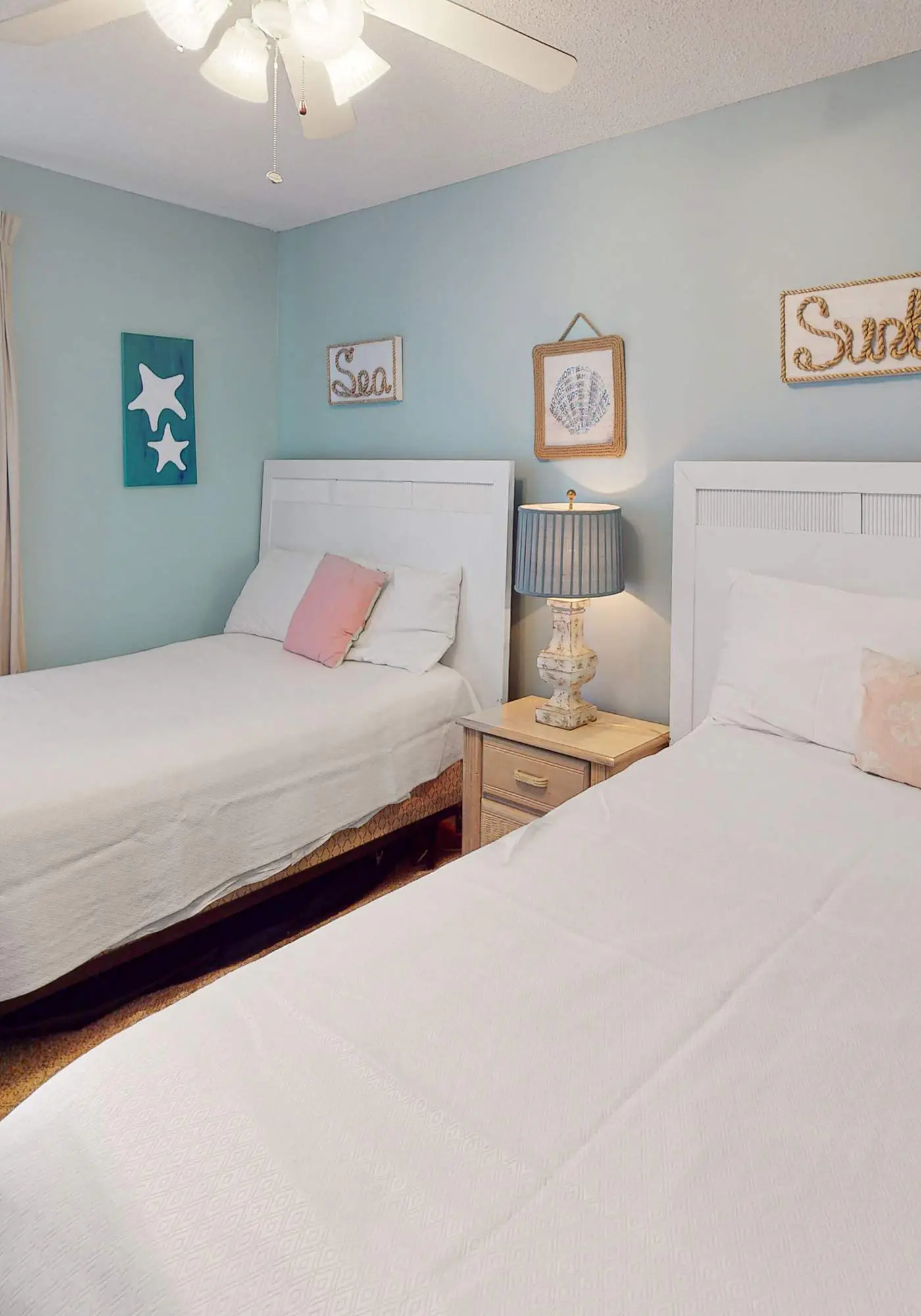 Beachfront condo with Gulf view, balcony, pools, hot tub & gym