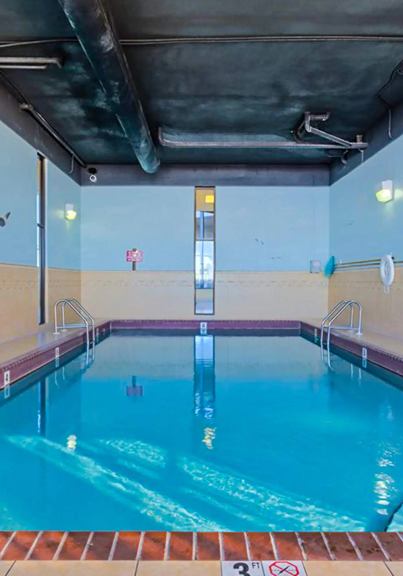 Beachfront condo with Gulf view, balcony, pools, hot tub & gym
