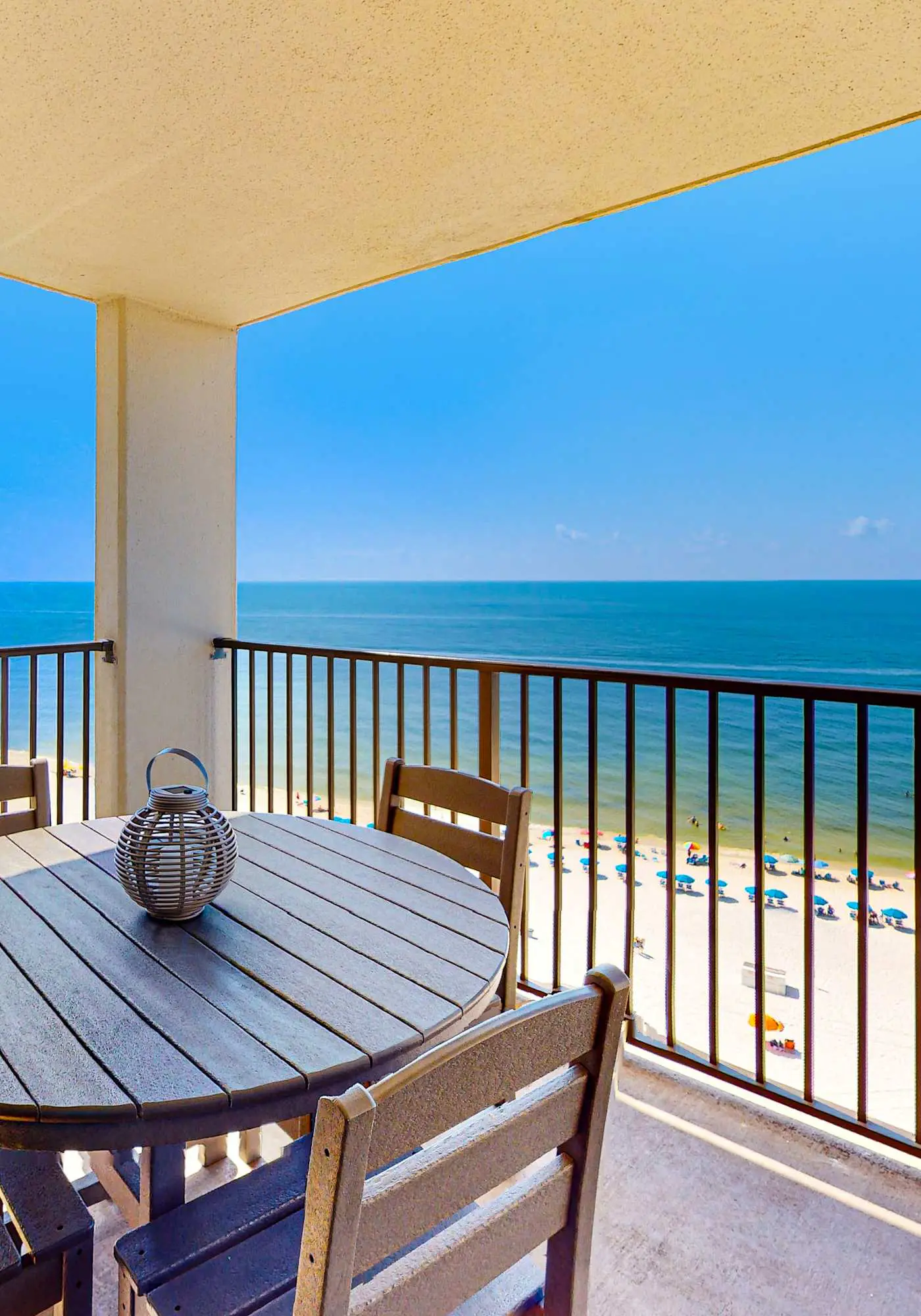 Beachfront condo with Gulf view, balcony, pools, hot tub & gym