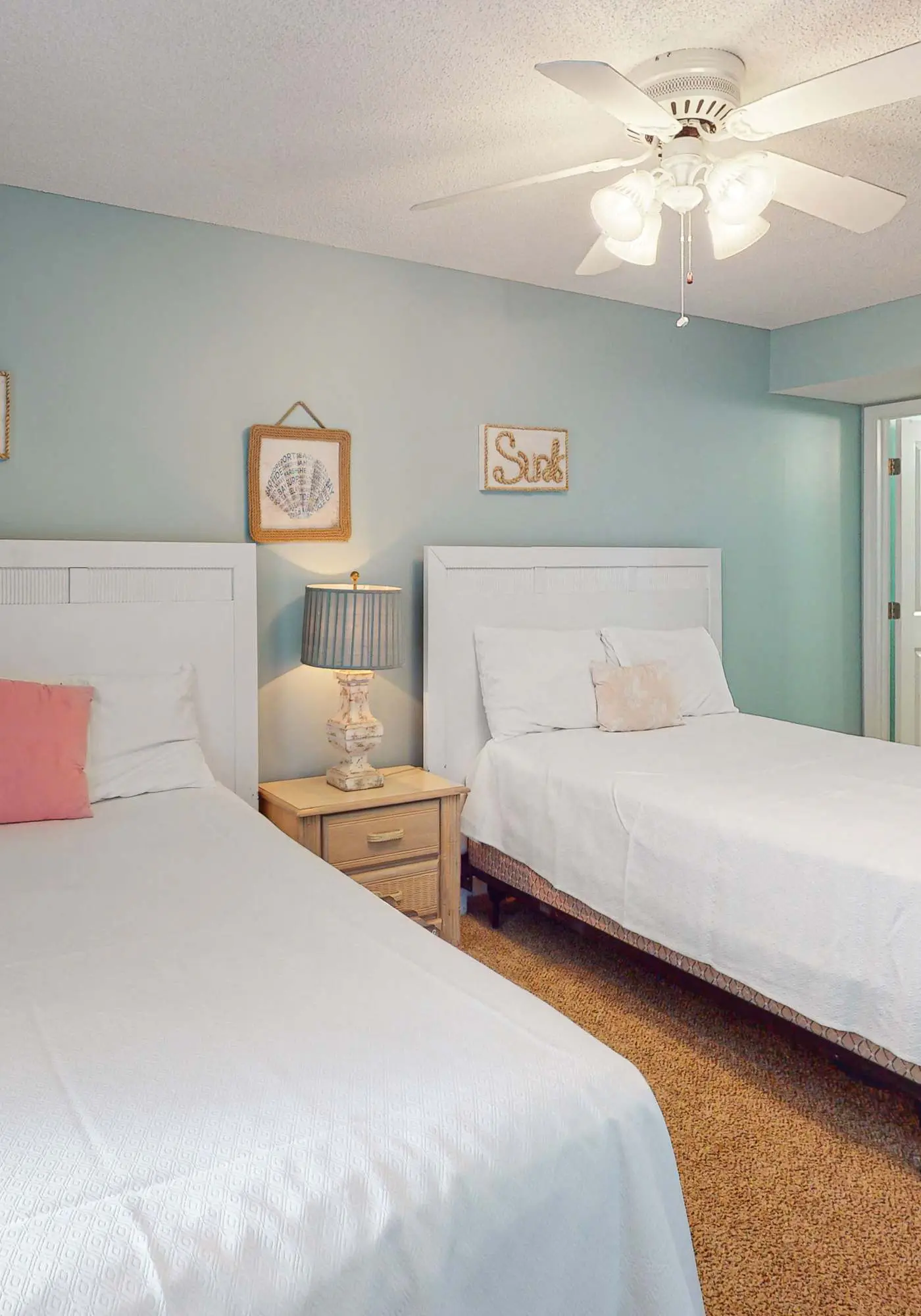 Beachfront condo with Gulf view, balcony, pools, hot tub & gym