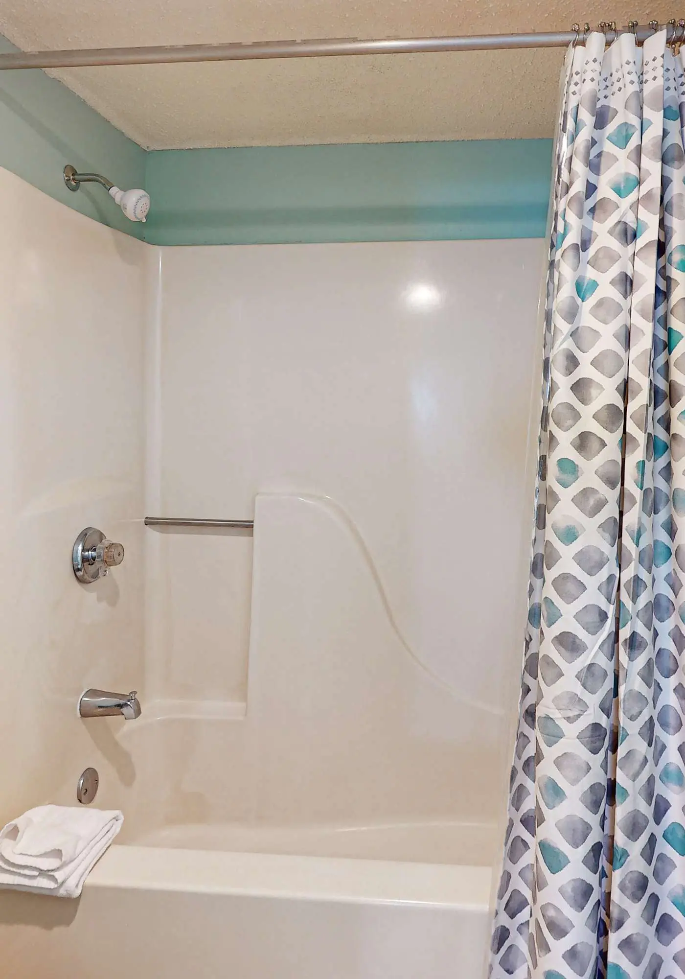 Beachfront condo with Gulf view, balcony, pools, hot tub & gym