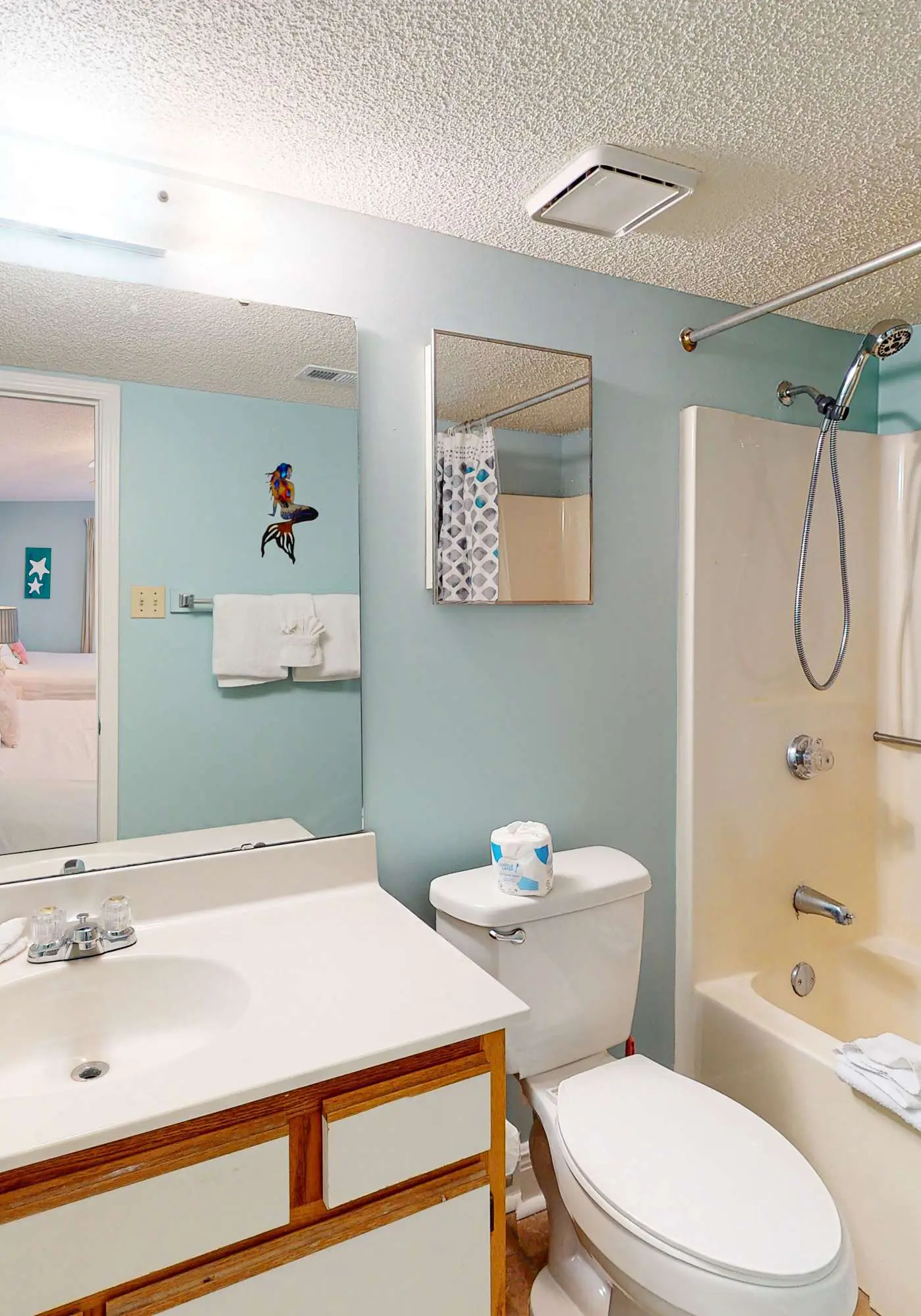 Beachfront condo with Gulf view, balcony, pools, hot tub & gym