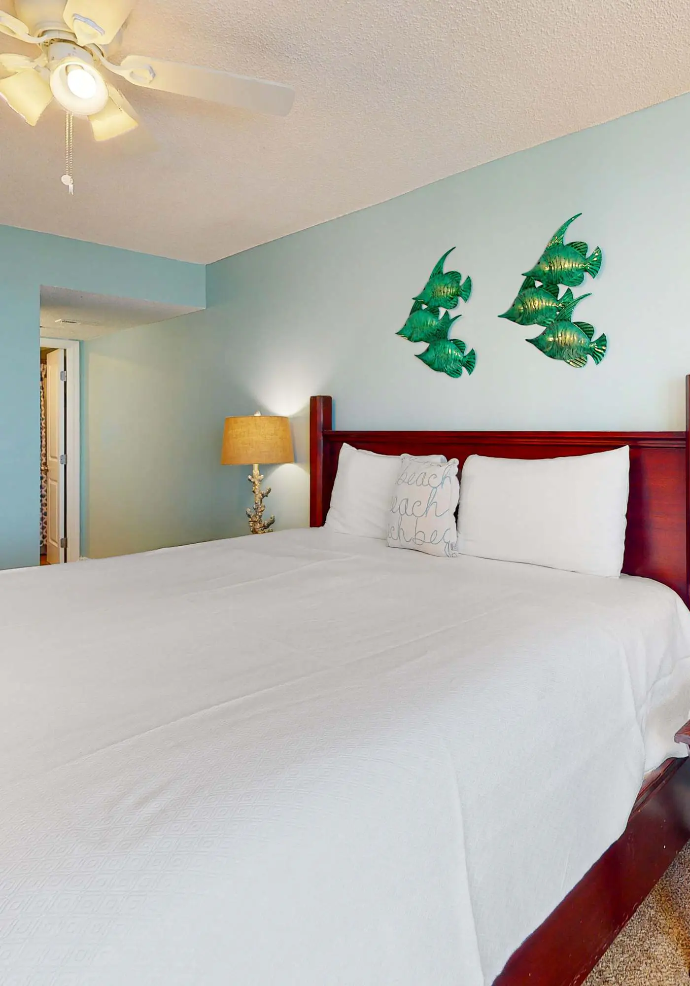 Beachfront condo with Gulf view, balcony, pools, hot tub & gym