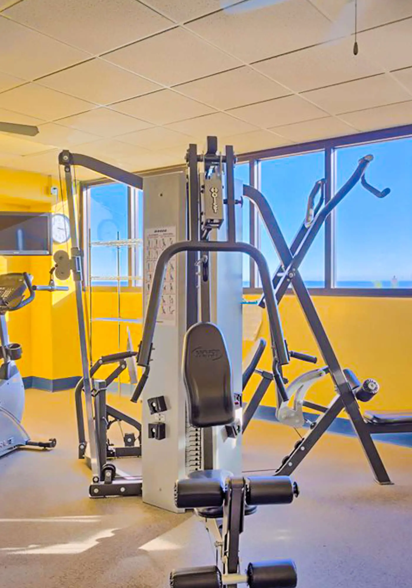 Beachfront condo with Gulf view, balcony, pools, hot tub & gym