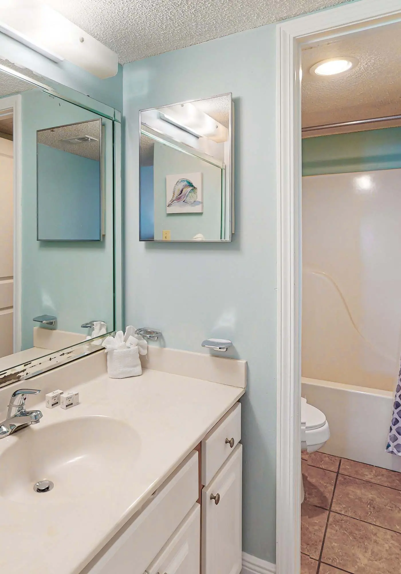 Beachfront condo with Gulf view, balcony, pools, hot tub & gym