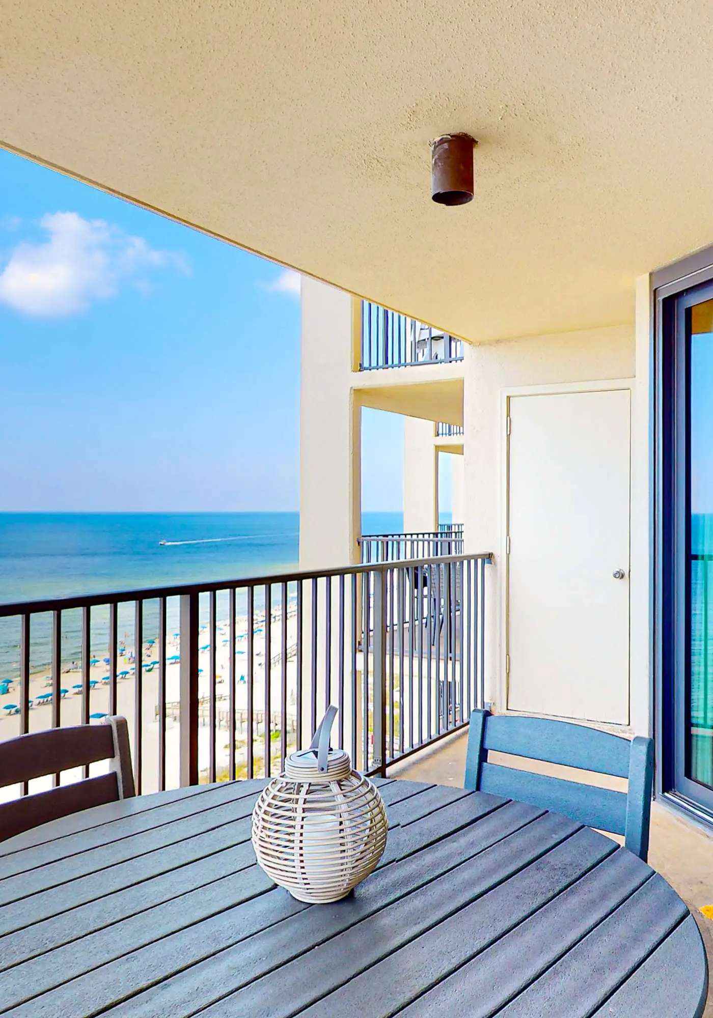 Beachfront condo with Gulf view, balcony, pools, hot tub & gym