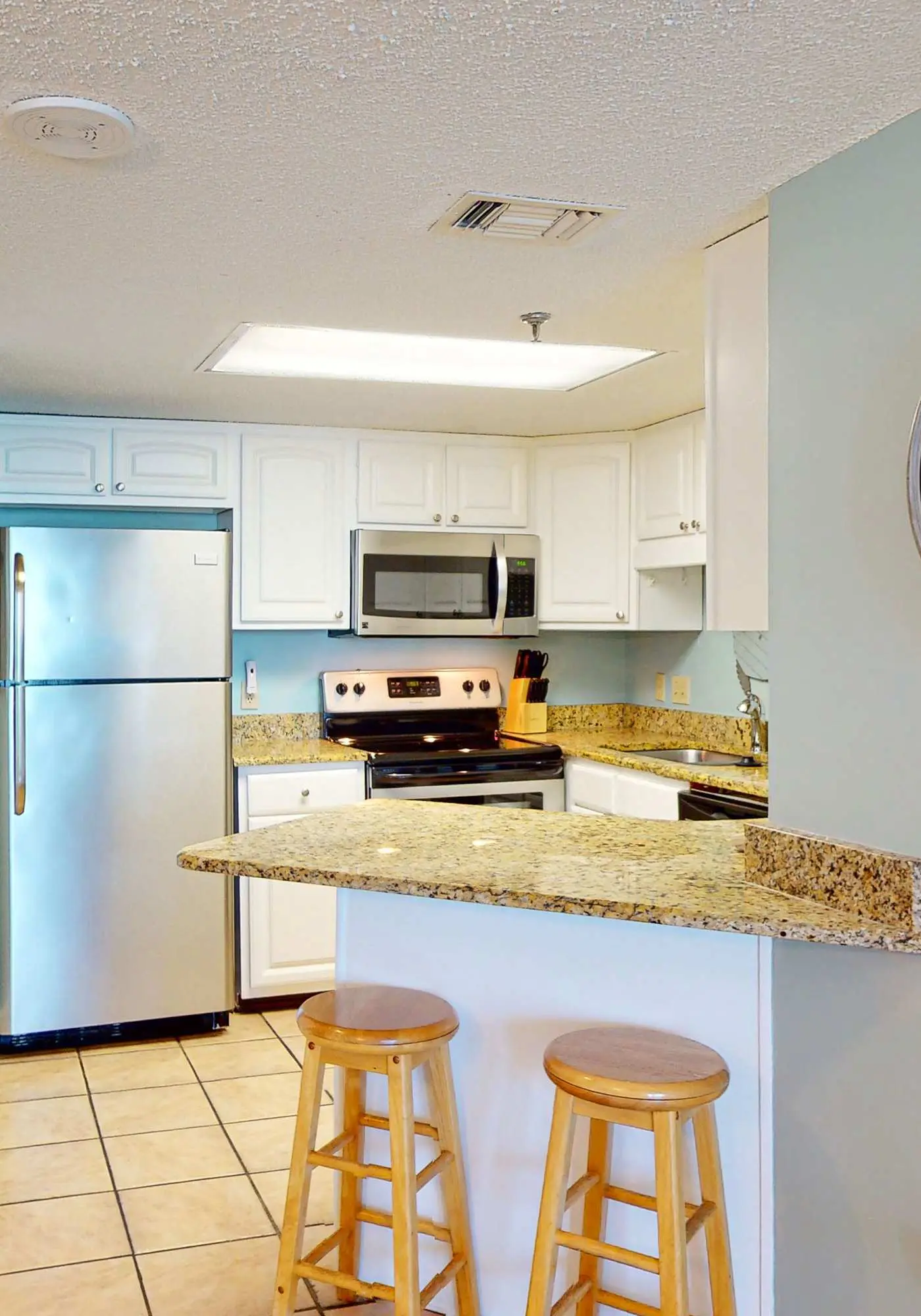 Beachfront condo with Gulf view, balcony, pools, hot tub & gym