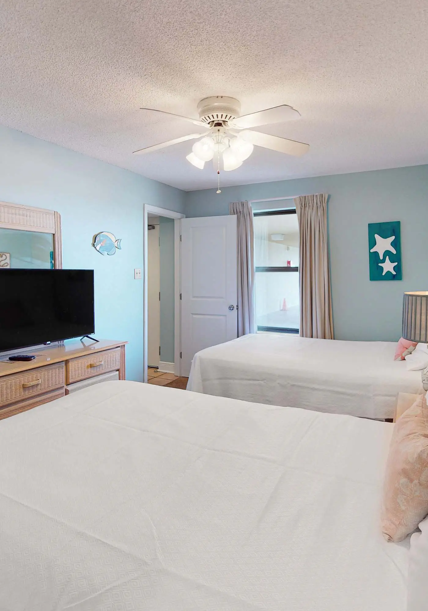Beachfront condo with Gulf view, balcony, pools, hot tub & gym