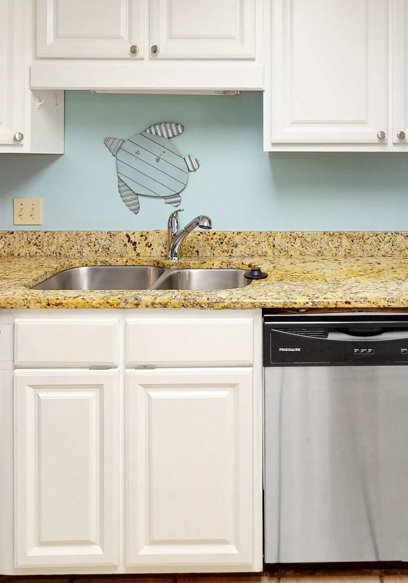Beachfront condo with Gulf view, balcony, pools, hot tub & gym
