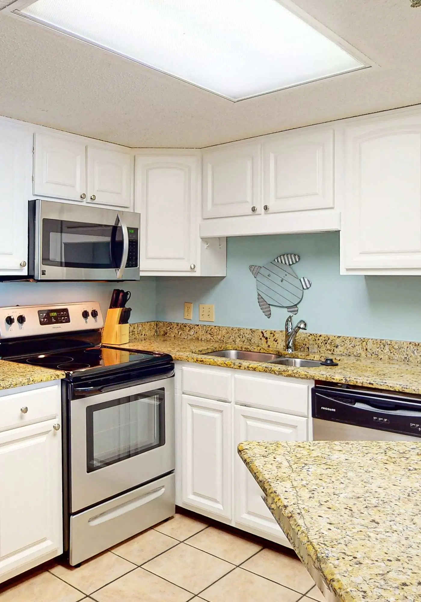 Beachfront condo with Gulf view, balcony, pools, hot tub & gym