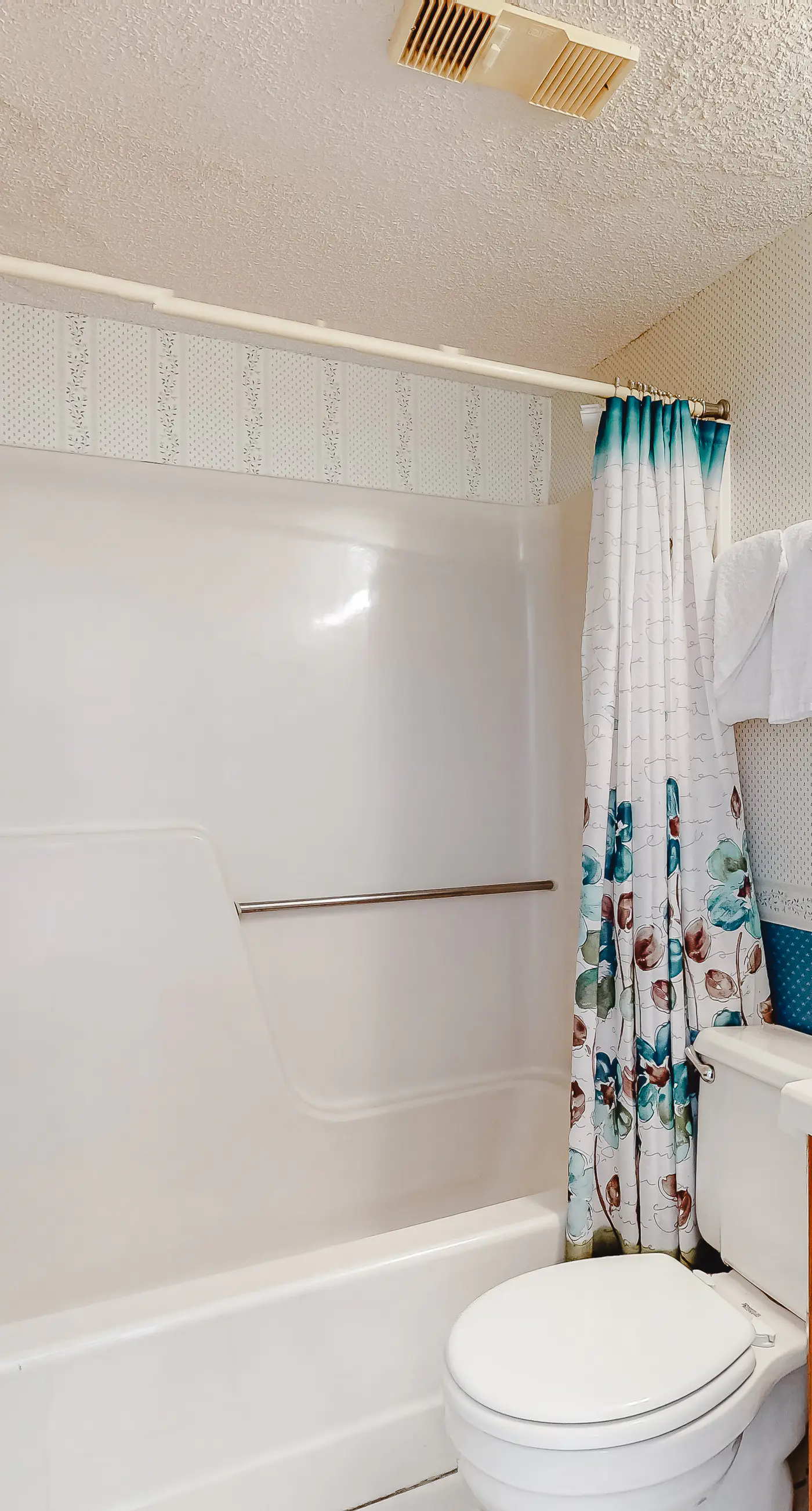 Sixth-floor condo with gorgeous Gulf Views, WiFi, pool, sauna & tennis